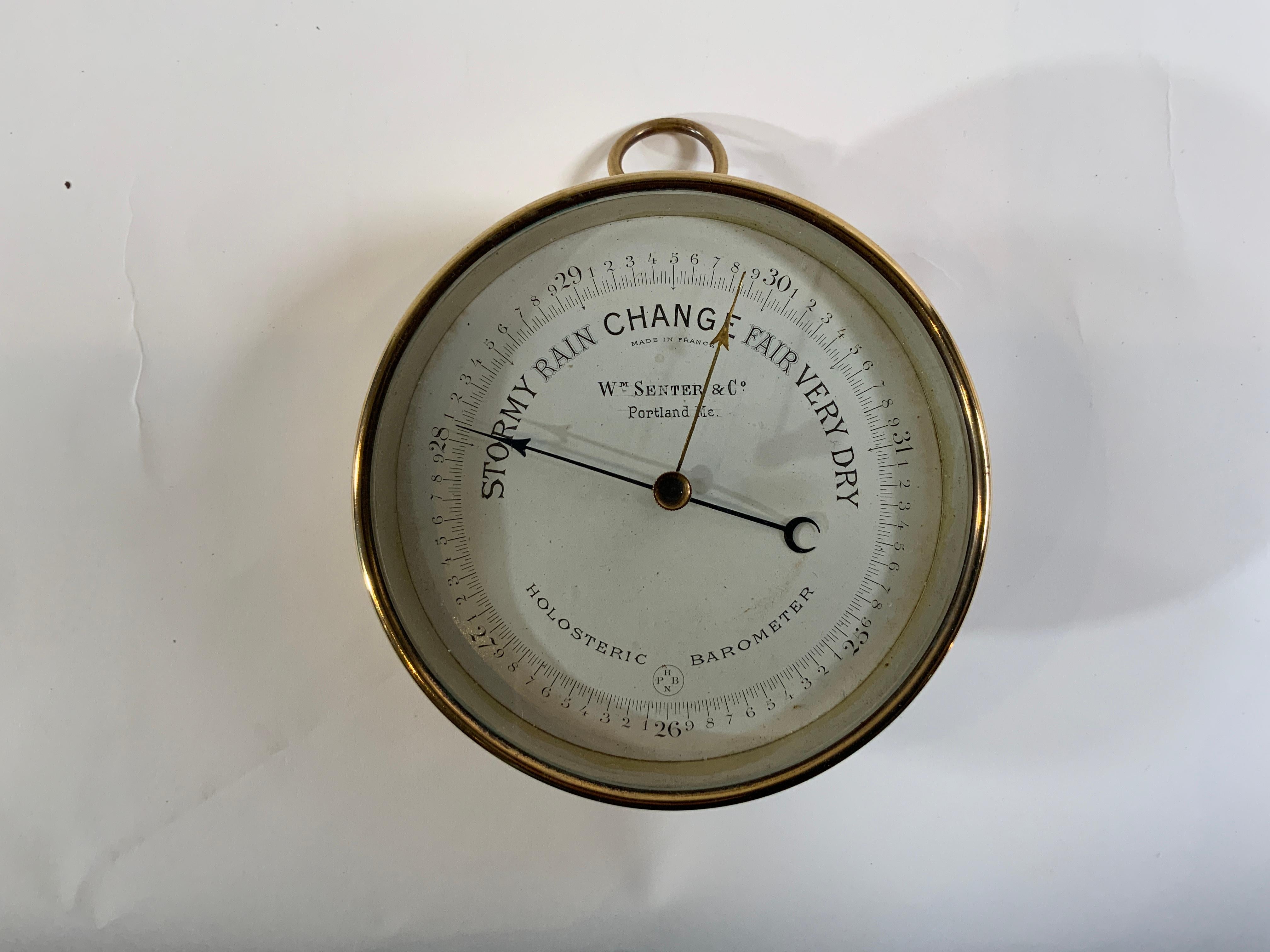 Hochglanzpoliertes nautisches Barometer aus massivem Messing von WM Senter & Co. WM Senter and Company war von 1869 bis 1888 in der 51 Exchange St in Portland, Maine, tätig. Dies ist ein holosterisches Barometer mit abgeschrägtem Glas. Kleine Delle