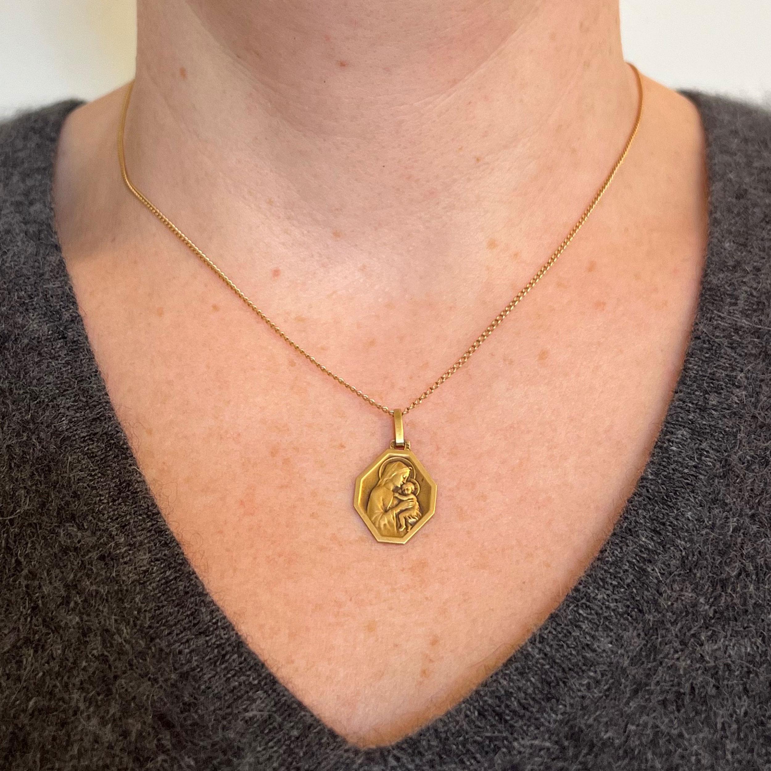 French Madonna and Child 18K Yellow Gold Medal Pendant In Good Condition For Sale In London, GB