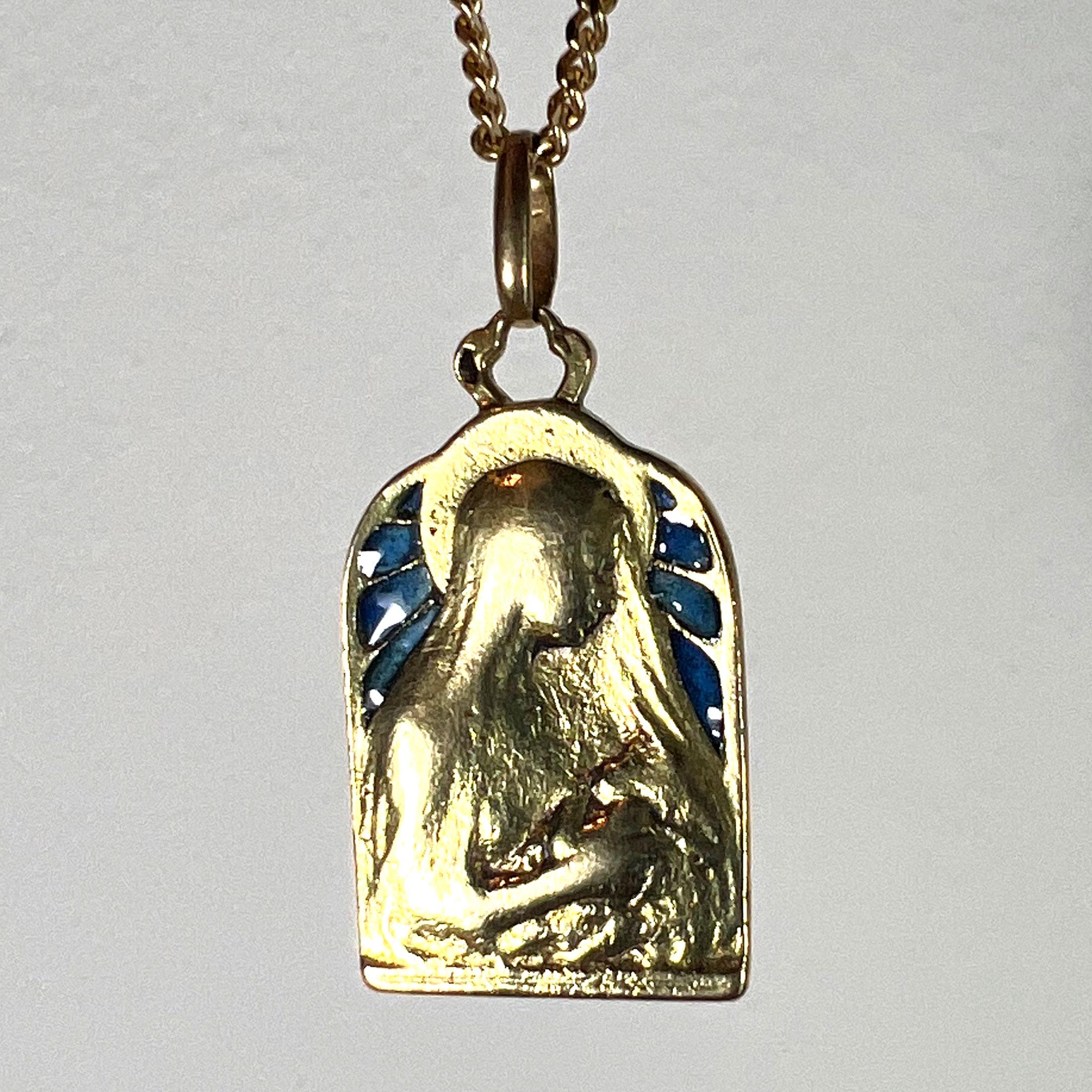 French Madonna and Child Plique A Jour Enamel 18K Yellow Gold Charm Pendant In Good Condition For Sale In London, GB
