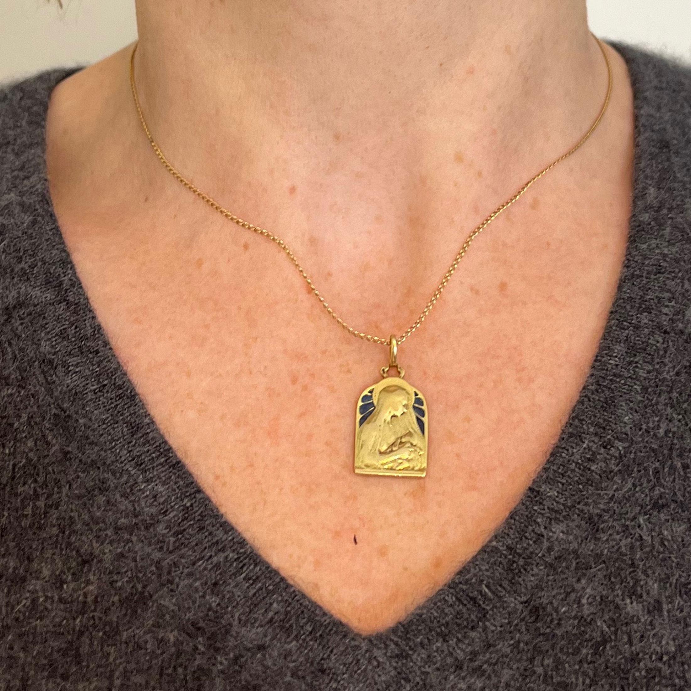 French Madonna and Child Plique A Jour Enamel 18K Yellow Gold Charm Pendant For Sale 3