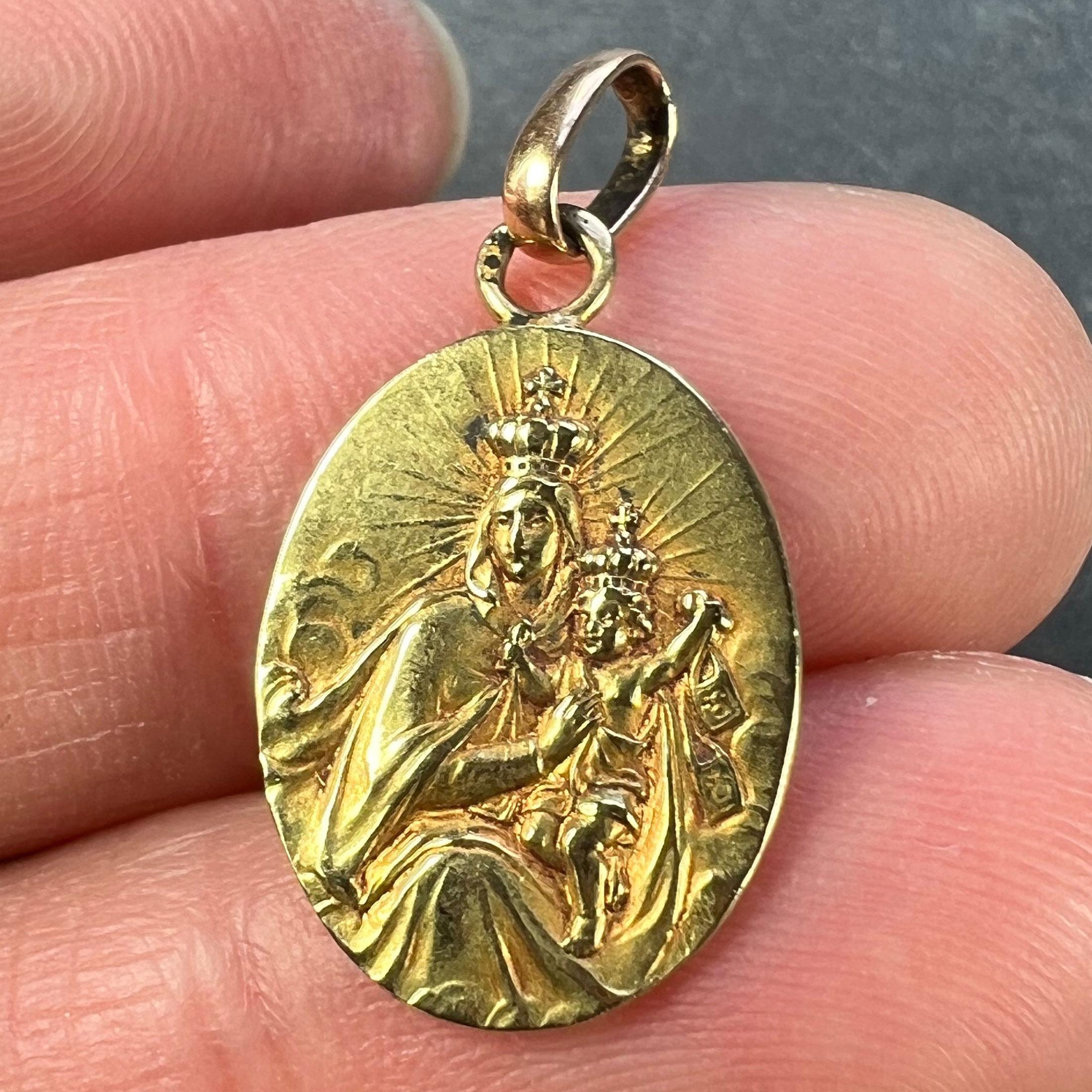 French Madonna and Child Sacred Heart 18K Yellow Gold Medal Pendant For Sale 1
