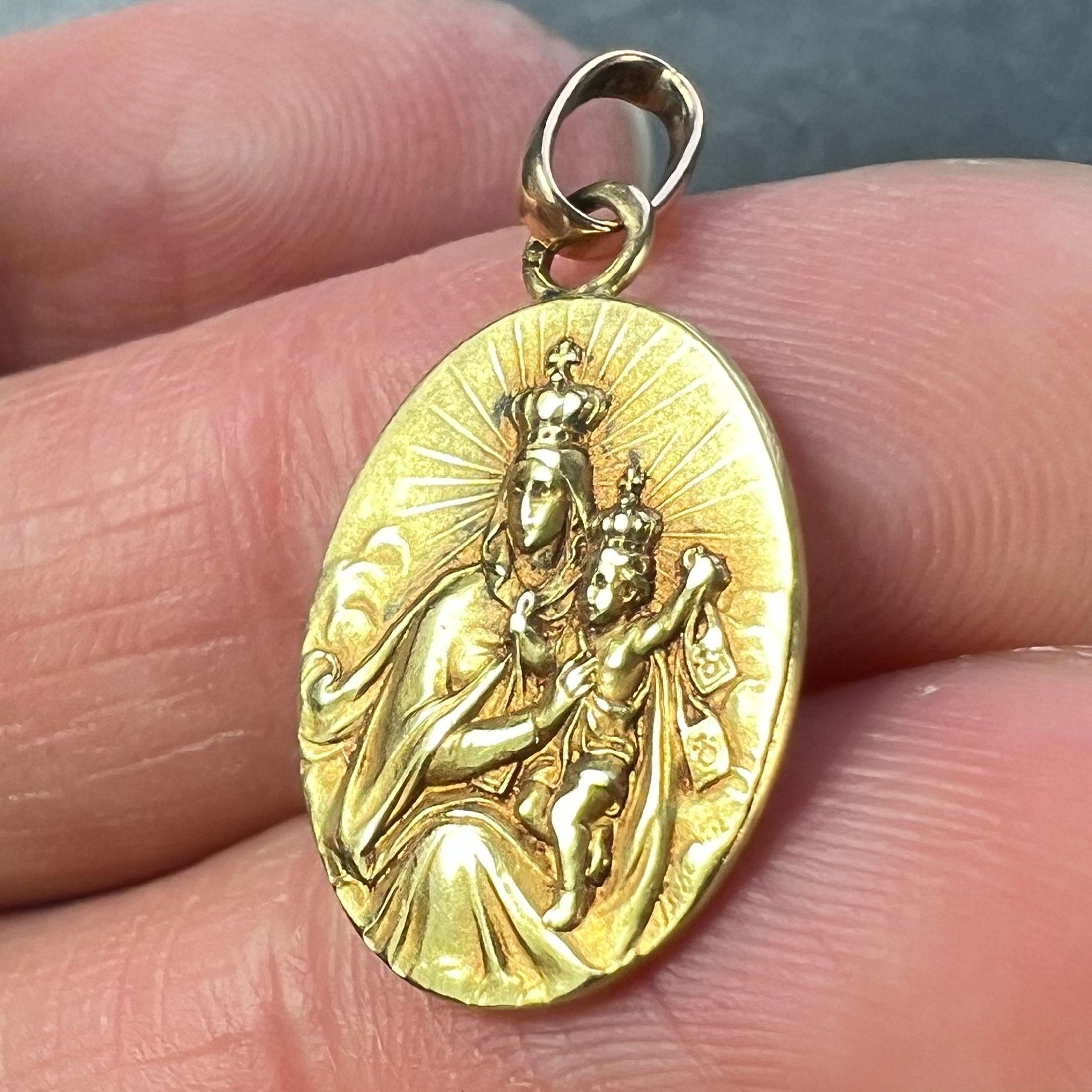 French Madonna and Child Sacred Heart 18K Yellow Gold Medal Pendant For Sale 2