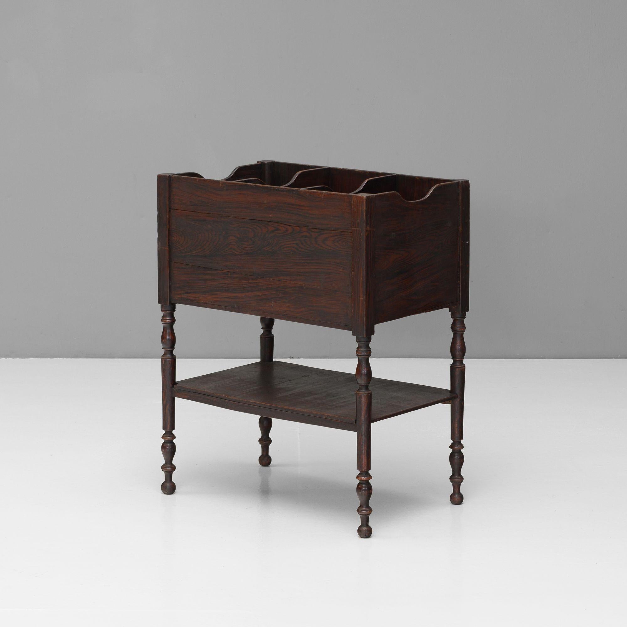 French magazine stand on bobbin turned legs in original paint finish.

Circa 1890.

H 75cm x W 60cm x D 38cm