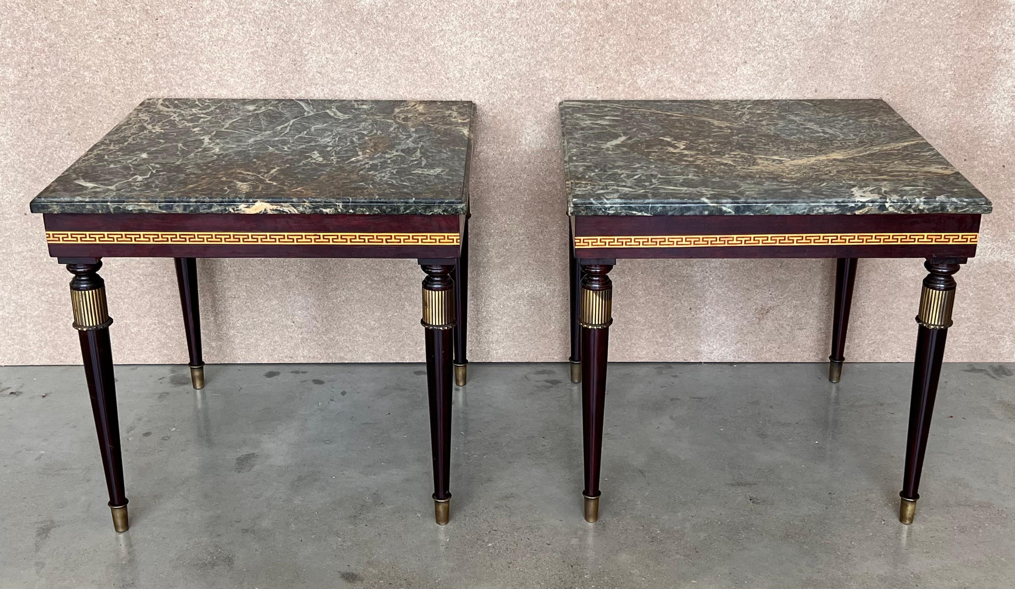 Louis XV Ensemble de deux tables basses françaises en acajou et marbre avec montures en bronze en vente