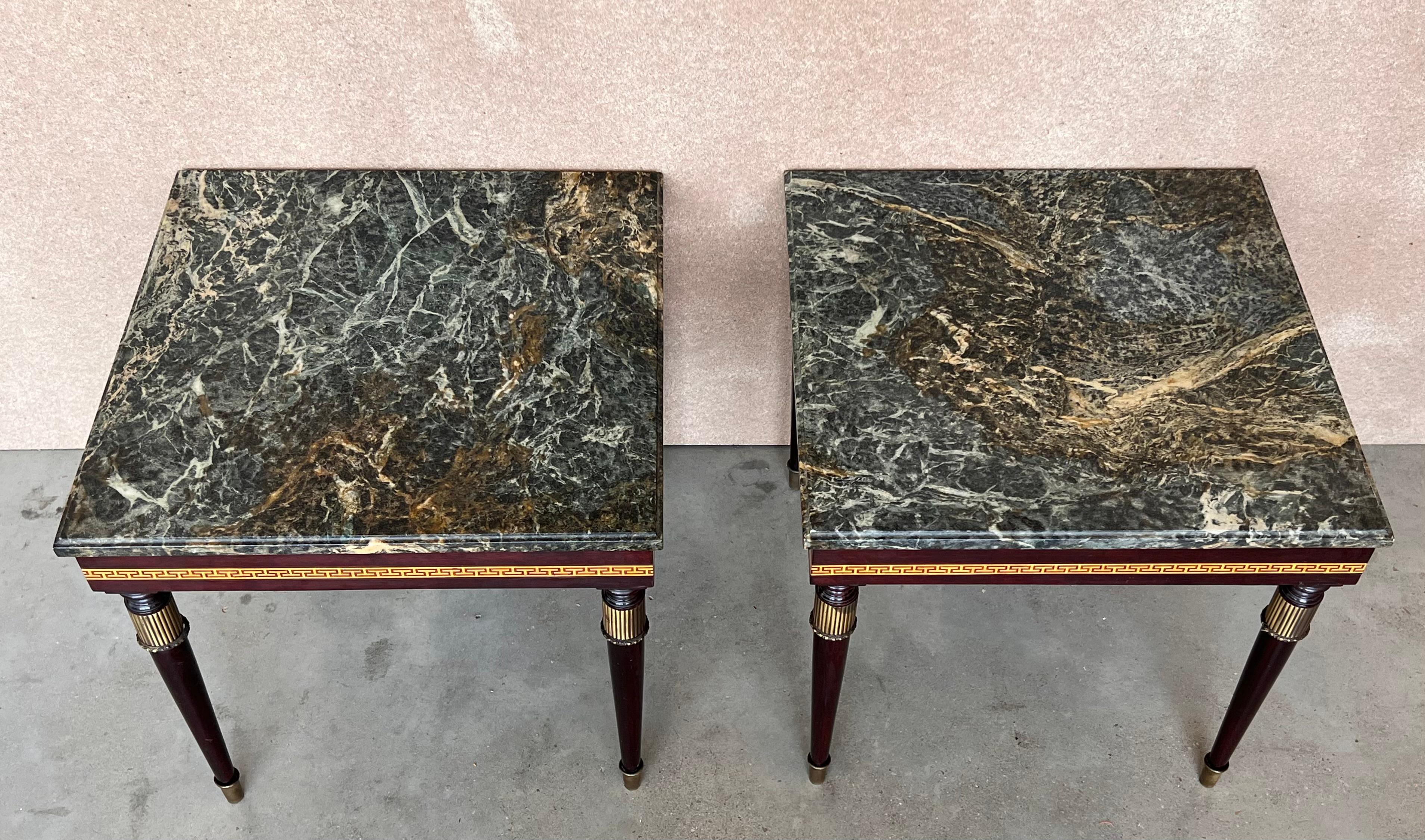 Espagnol Ensemble de deux tables basses françaises en acajou et marbre avec montures en bronze en vente