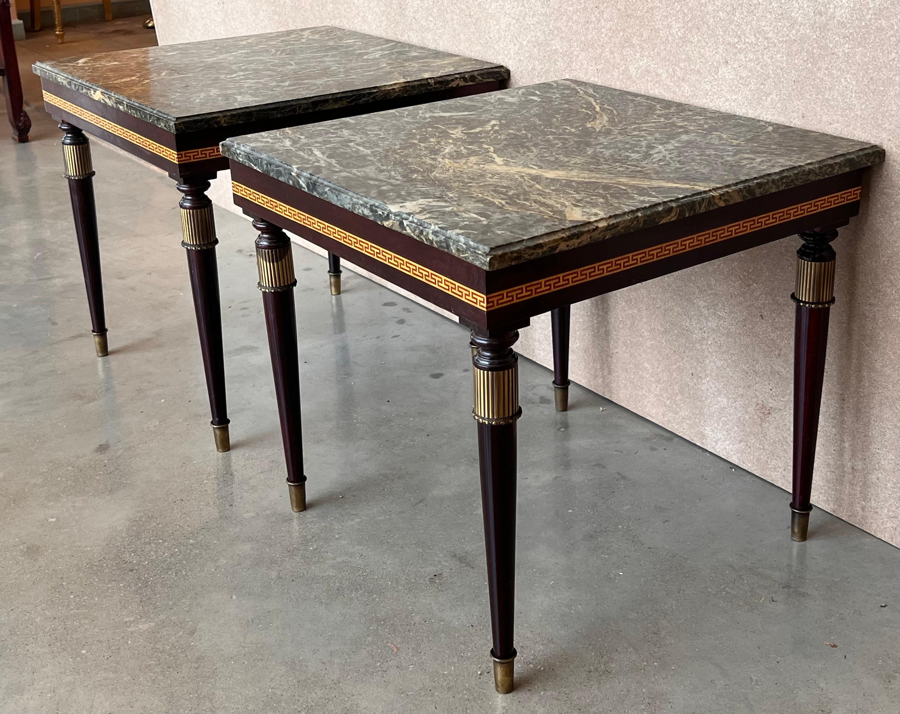 20ième siècle Ensemble de deux tables basses françaises en acajou et marbre avec montures en bronze en vente