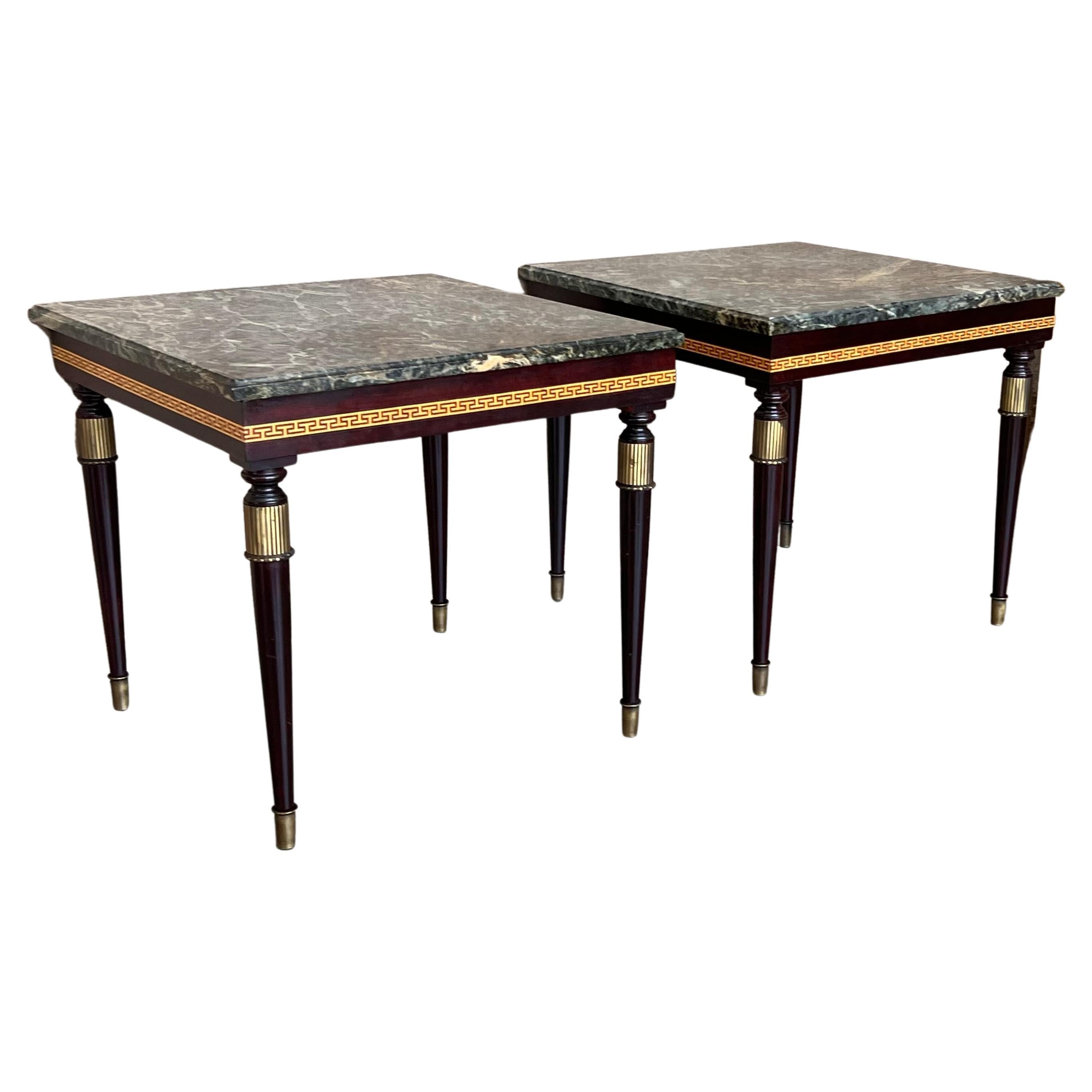 Juego de dos mesas de centro de caoba francesa y tapa de mármol con soportes de bronce