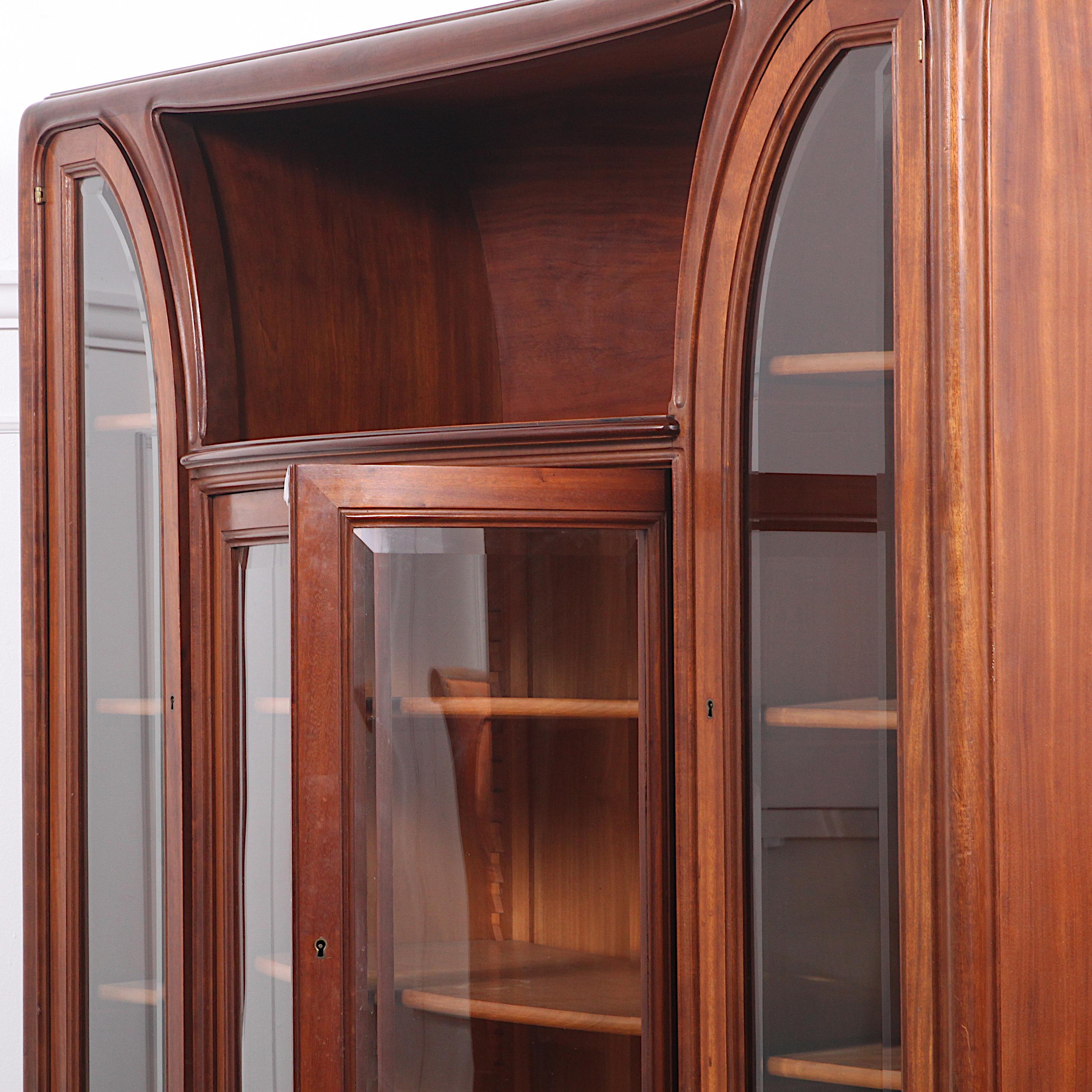 French Mahogany Louis Majorelle Art Nouveau Bookcase. C.1910  In Excellent Condition In Vancouver, British Columbia