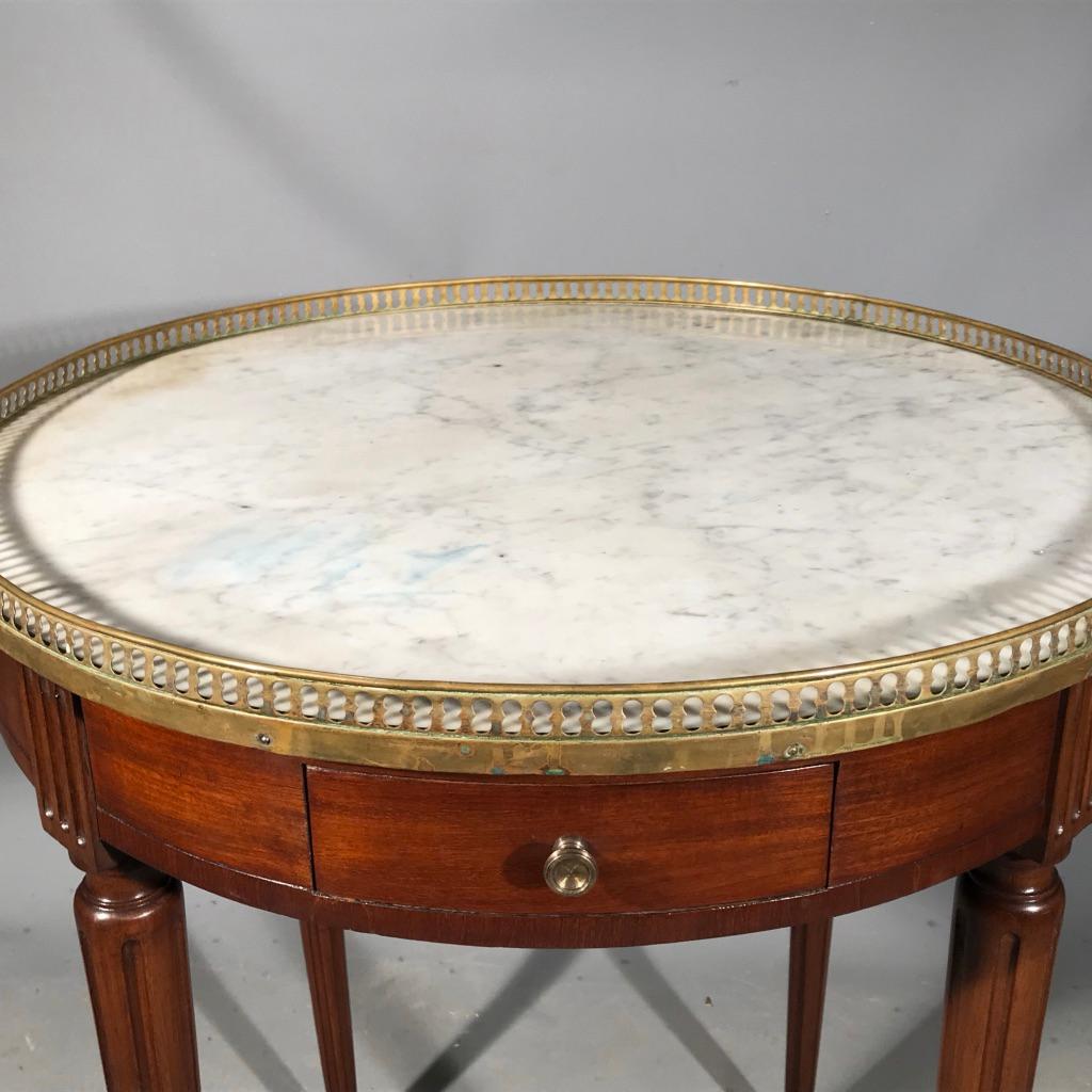 French Mahogany Bouillotte Table with Brass Gallery and Carrara Marble Top In Good Condition In Uppingham, Rutland