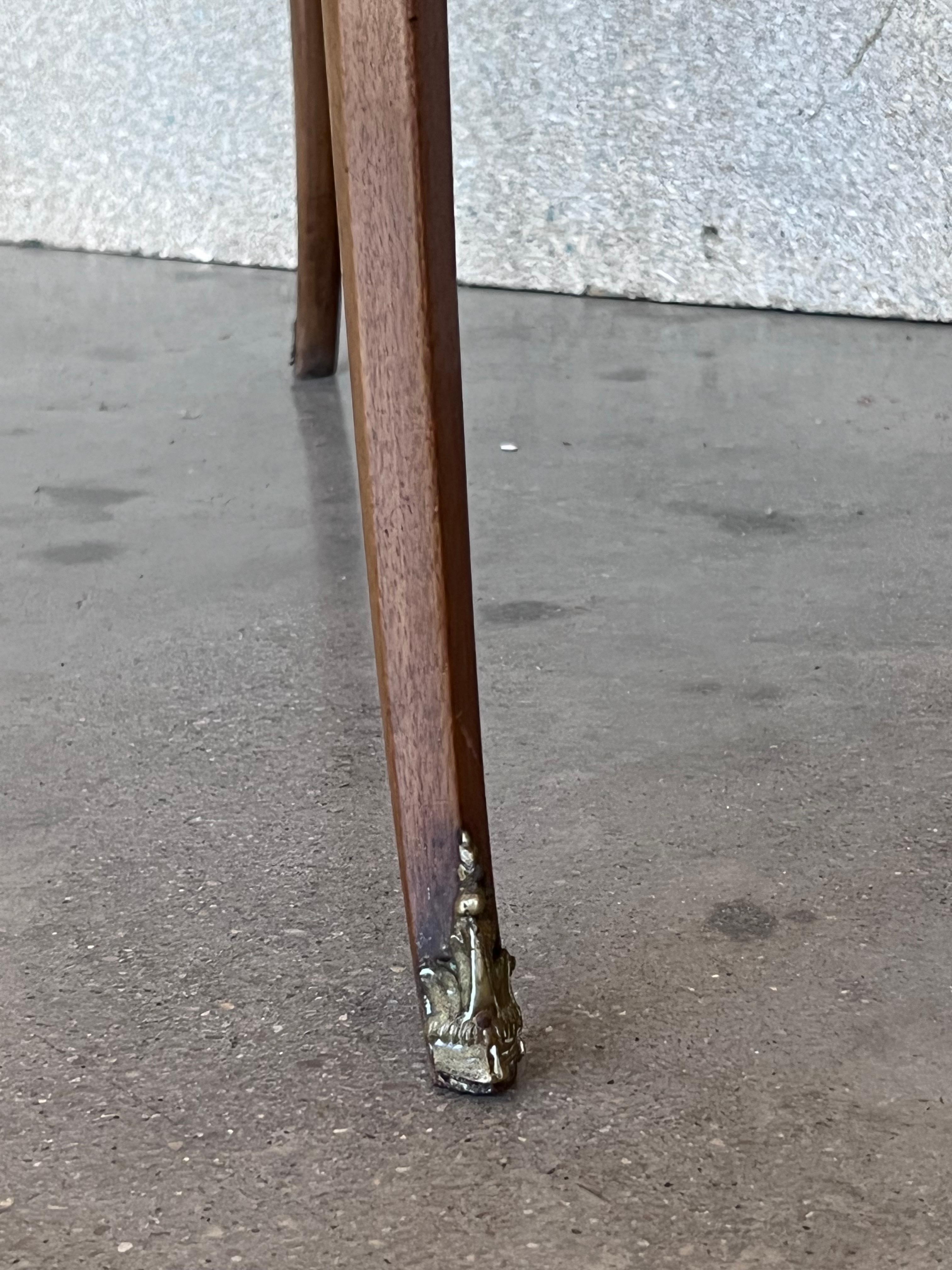 Table d'appoint ou table basse française à deux niveaux en acajou et laiton en vente 7