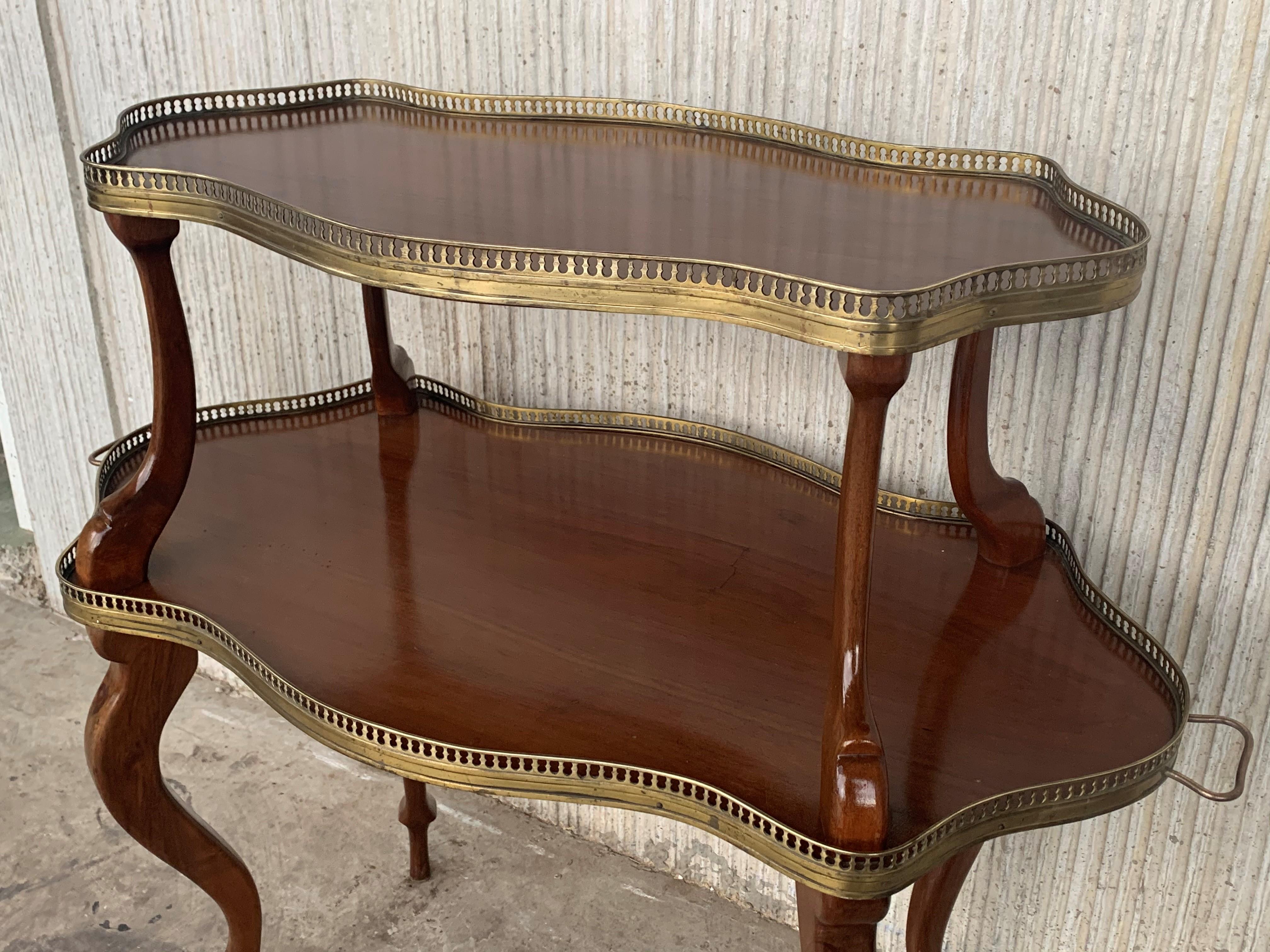 Table d'appoint ou table basse française à deux niveaux en acajou et laiton en vente 1