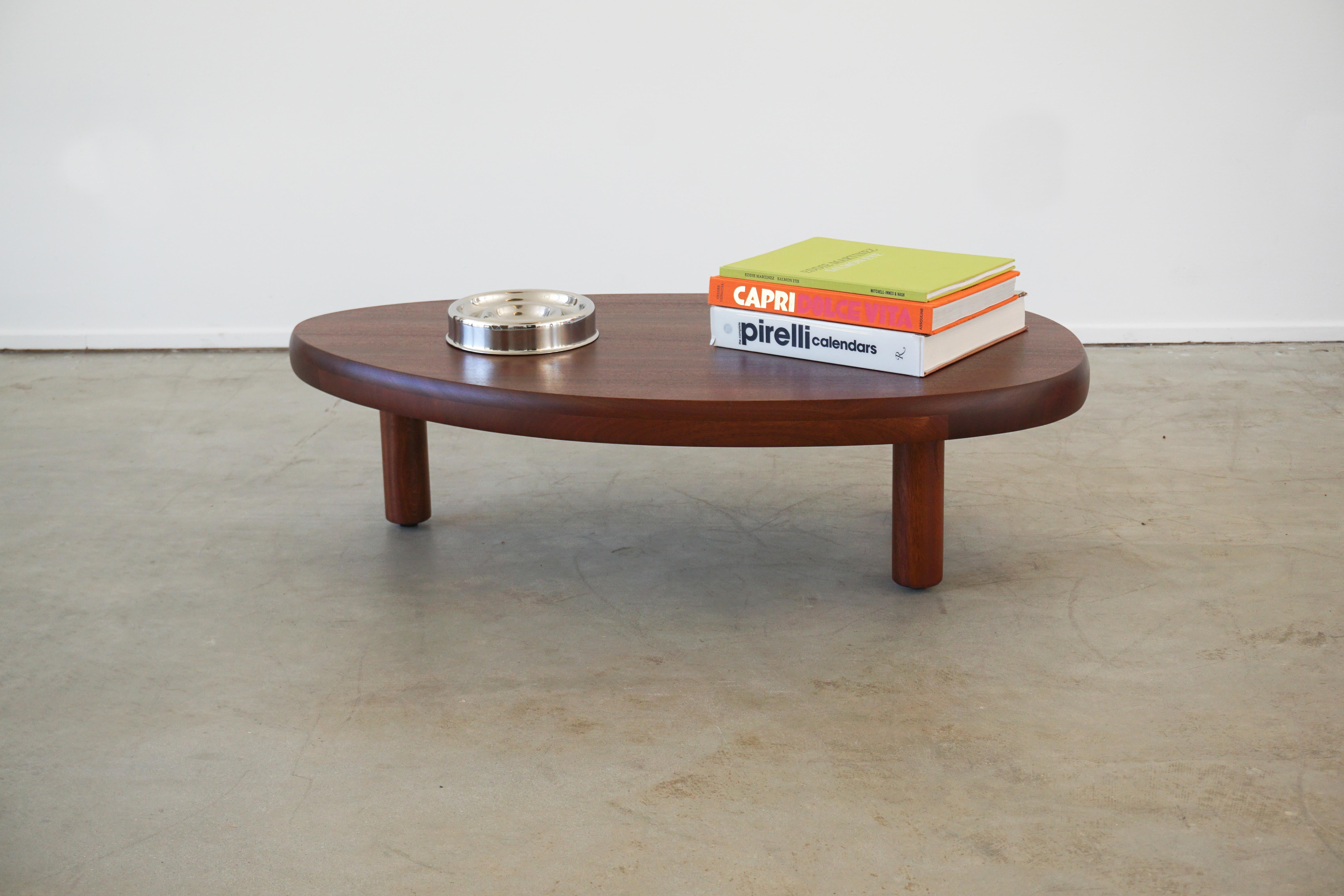 Magnifique table basse dans le style du design français des années 1950 avec 3 pieds et une forme organique libre.
Nouvellement produite par orange en bois d'acajou
Gaines et menuiseries en bois incroyables.
  