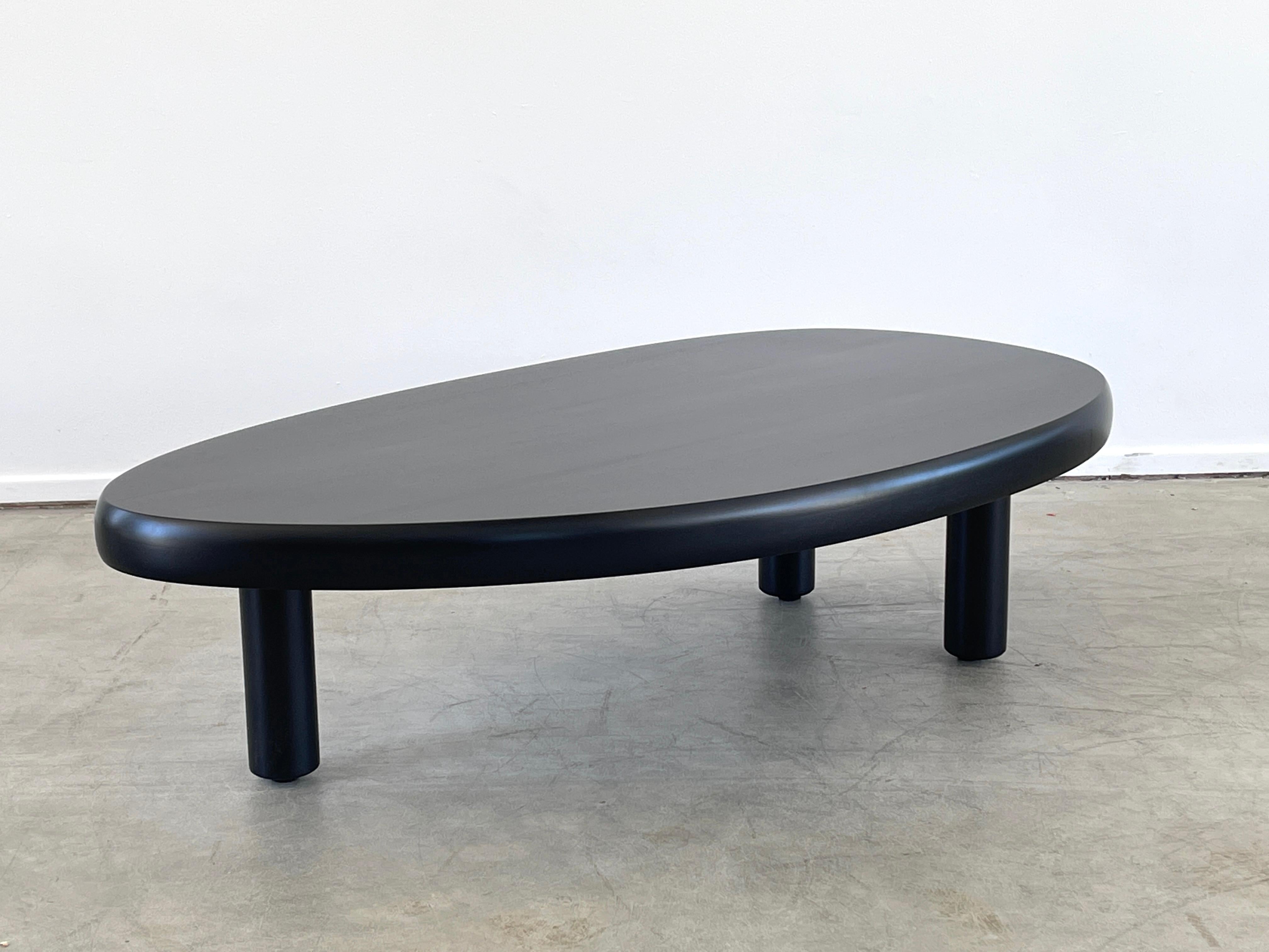 Magnifique table basse dans le style du design français des années 1950 avec 3 pieds et une forme organique libre.
Nouvellement produit par orange en bois d'acajou teinté ébène 
Un gain et une menuiserie en bois incroyables.
  