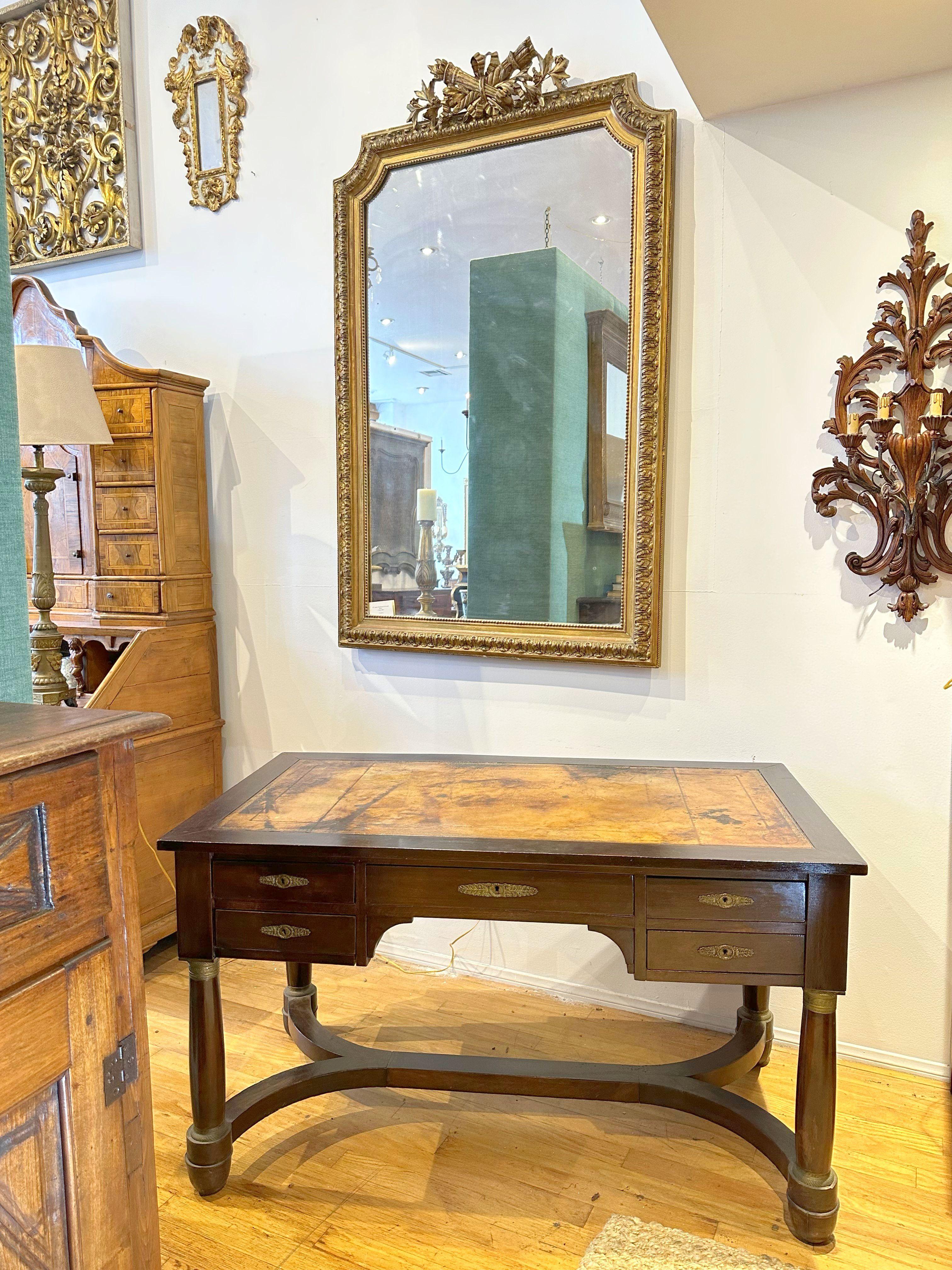 Französischer Mahagoni-Schreibtisch, um 1850 im Angebot 1