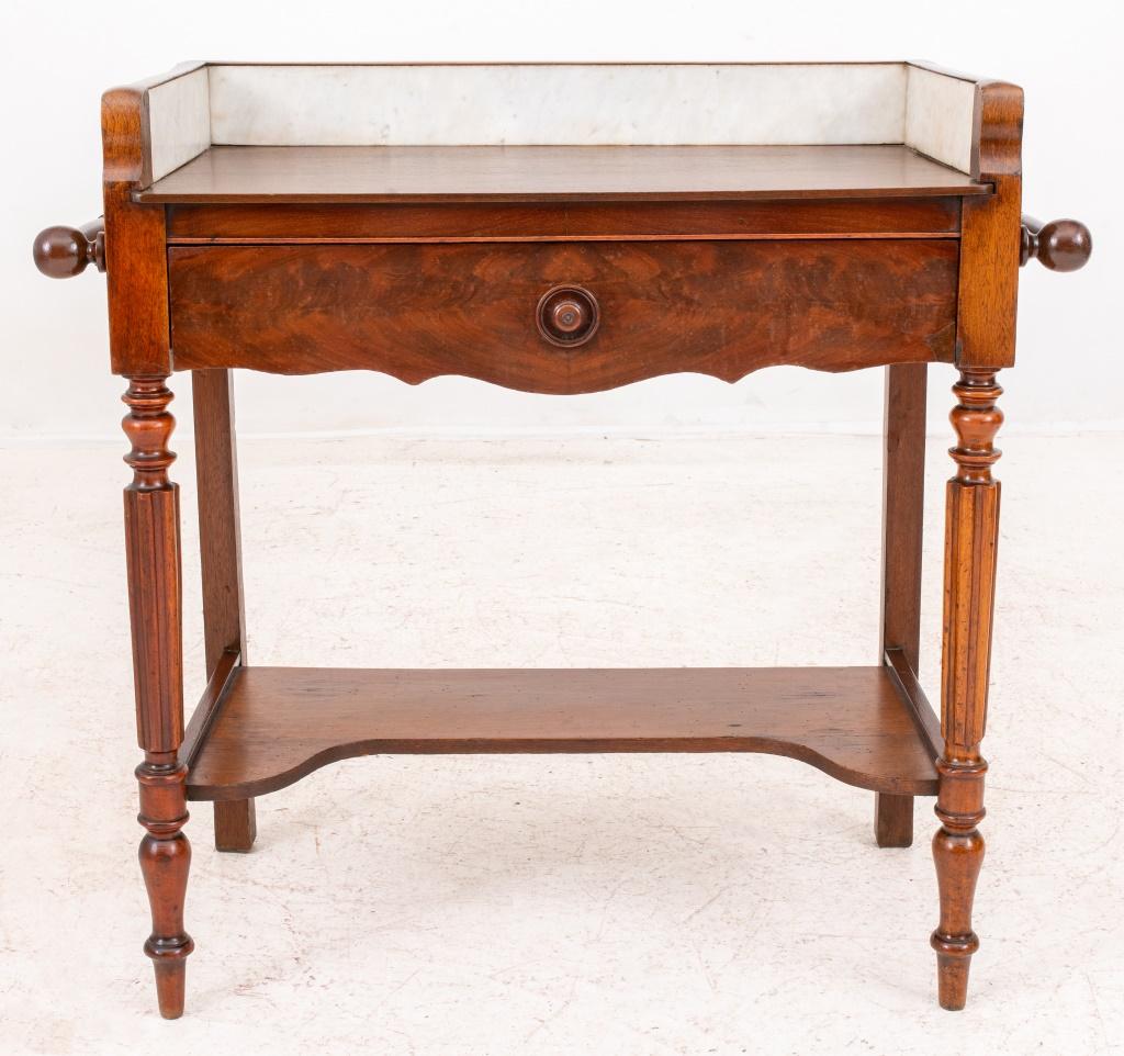 French mahogany dressing table with towel holder, one drawer, circa early twentieth century. Measures : 30.5
