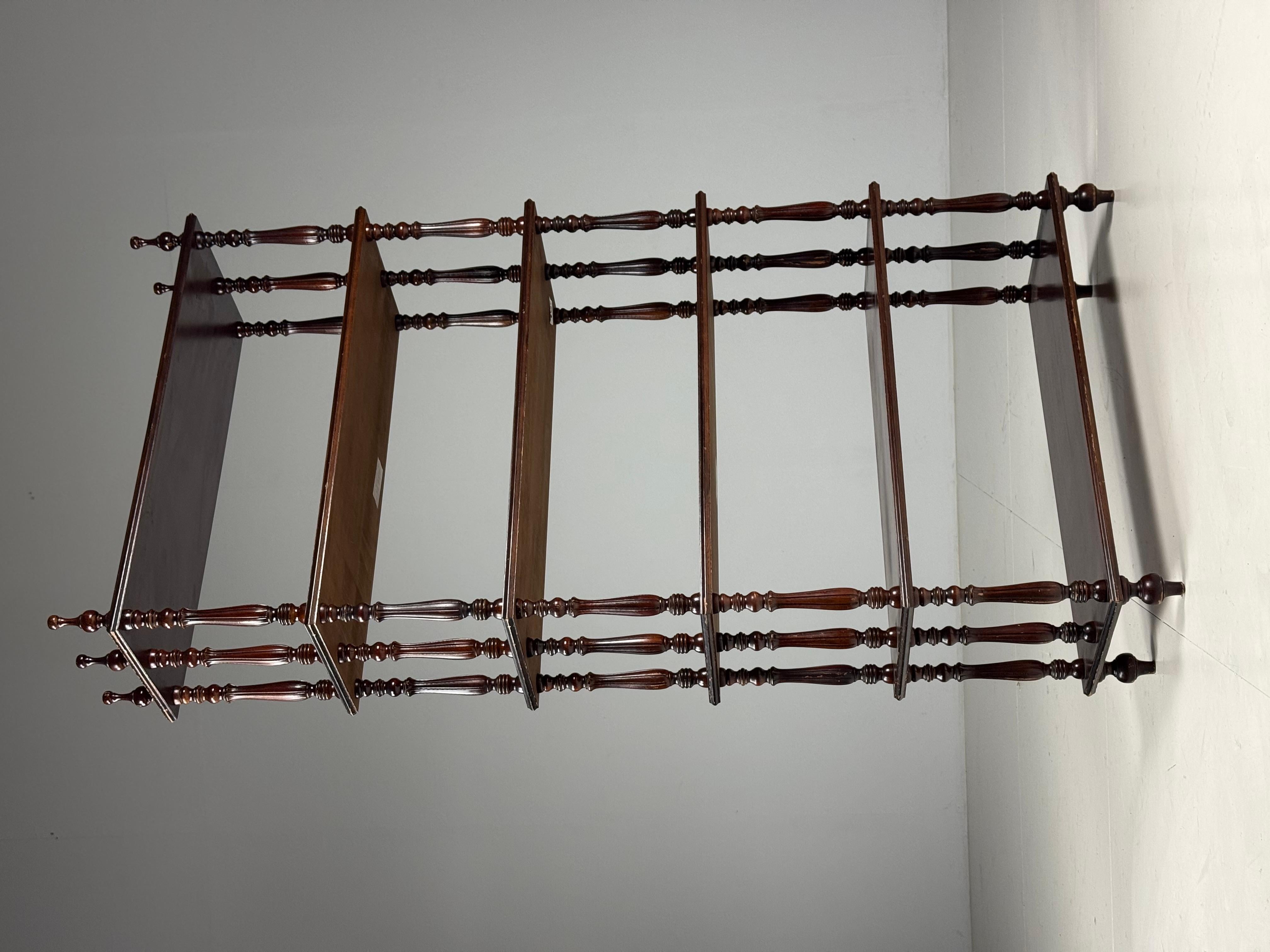 Tavolozza francese in mogano

Francese étagère / libreria / scaffale.
Metà del XX secolo, originaria della Francia.

Realizzato in mogano massiccio. Rifinito in modo ordinato su entrambi i lati, può essere posizionato anche al centro di una