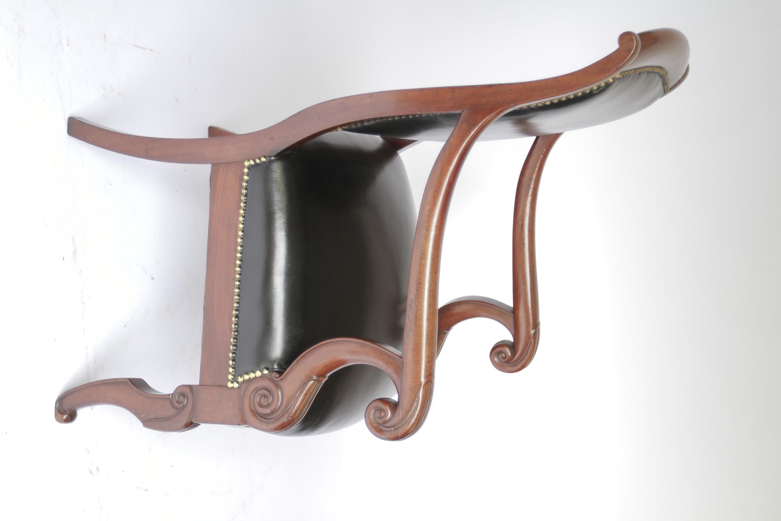 Période de la Restauration française  Acajou et cuir  Chaise de bibliothèque Vers 1820
Période de restauration française 1815-1830
Cadre en acajou 
Coudes ouverts avec deux supports à volutes sculptées
Pieds avant sculptés en volutes,
Récemment