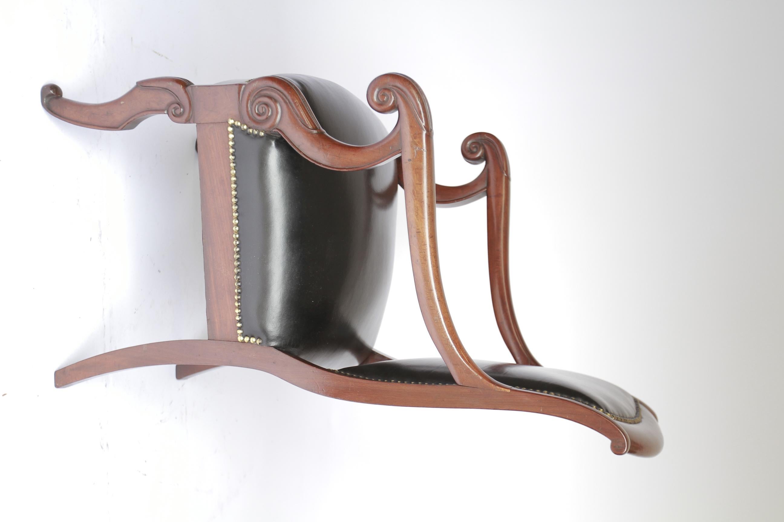 Français Acajou français et cuir  Chaise de bibliothèque Vers 1820 en vente