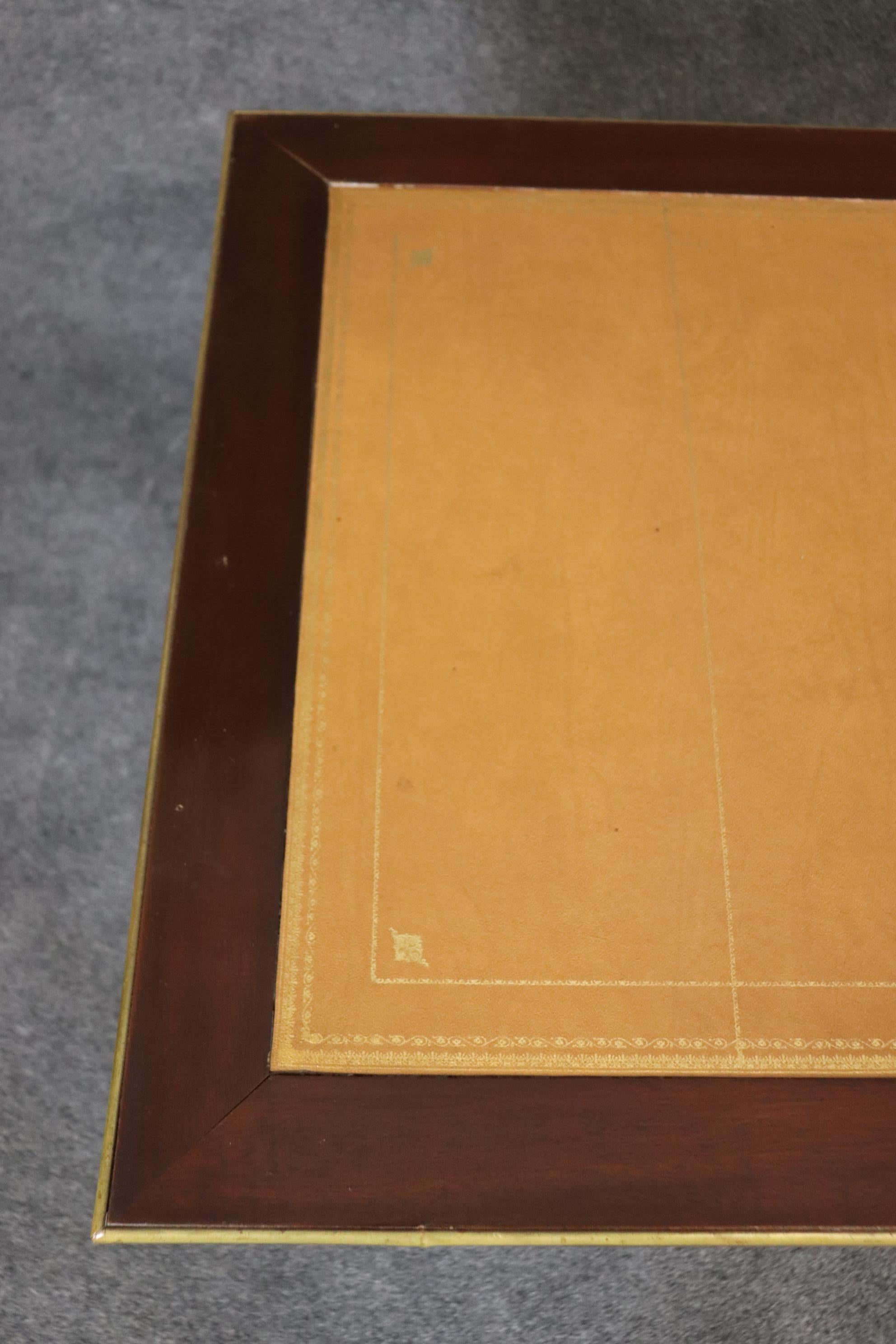 Französischer Mahagoni-Schreibtisch mit Lederauflage und ausziehbaren Ablagen im Angebot 3