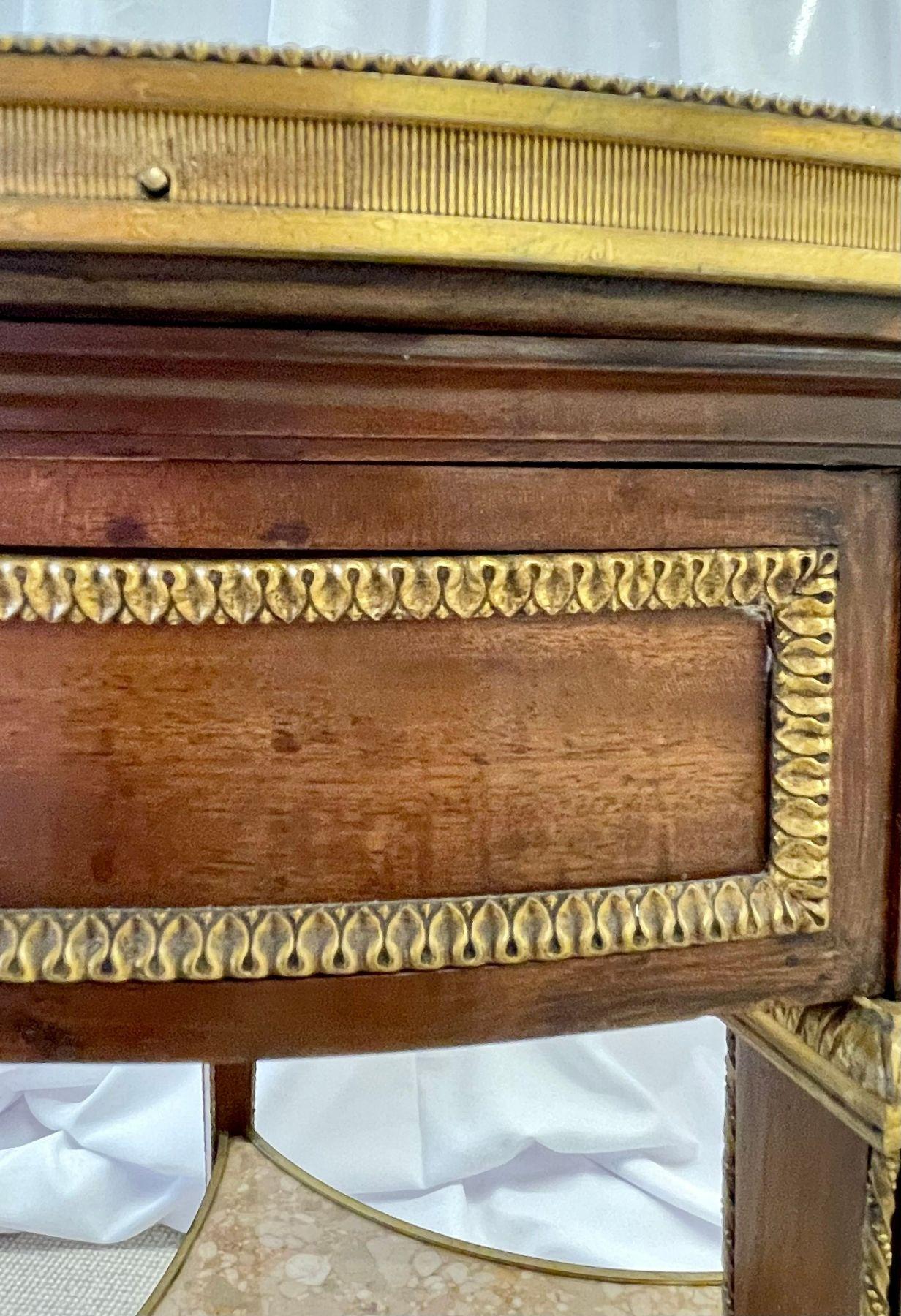 Table bouillotte française en acajou de style Louis XVI avec plateau en marbre et monture en bronze en vente 5