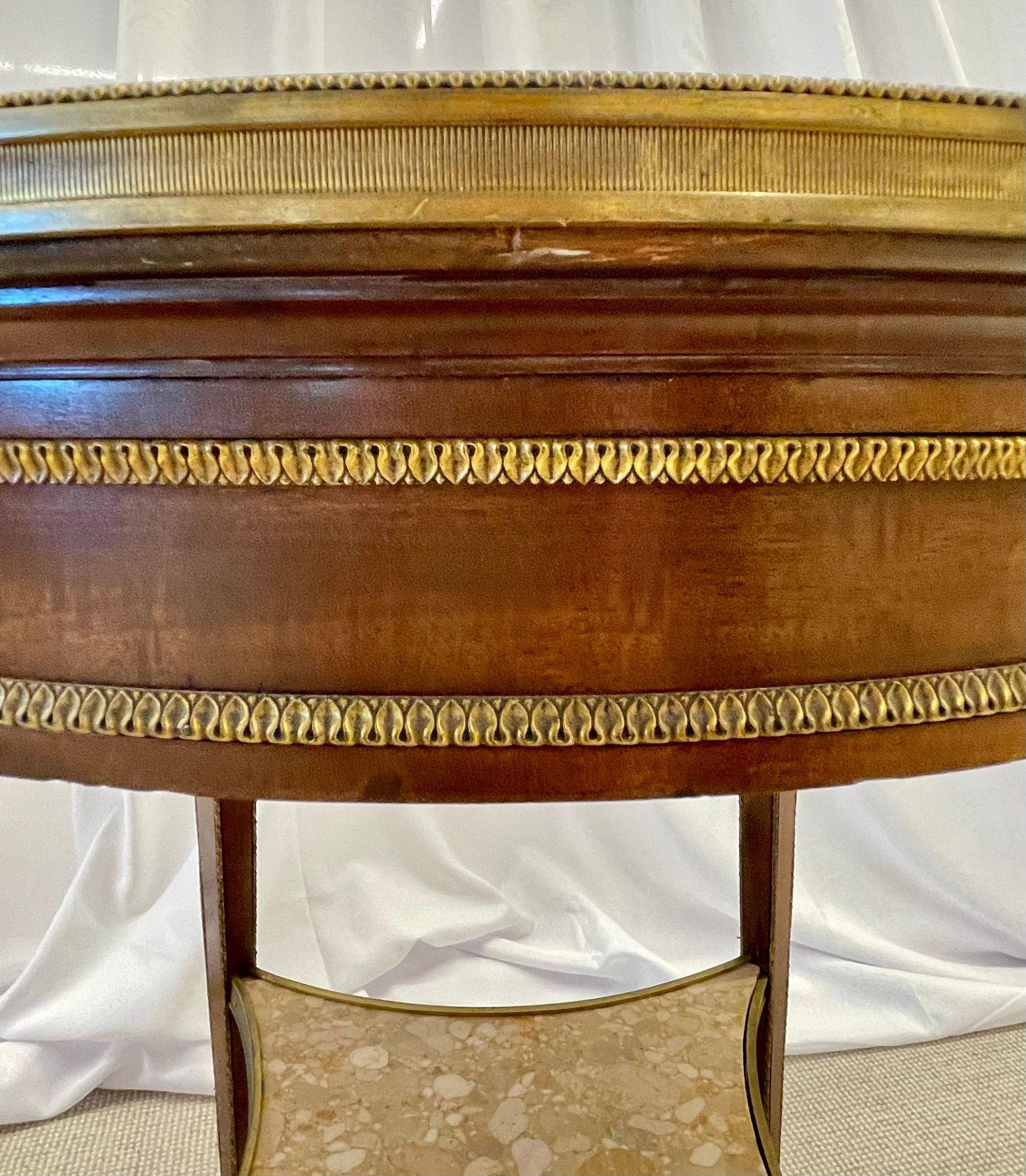 Bouillotte-Tisch aus Mahagoni im Louis-XVI-Stil mit Marmorplatte, in Bronze gefasst im Angebot 5
