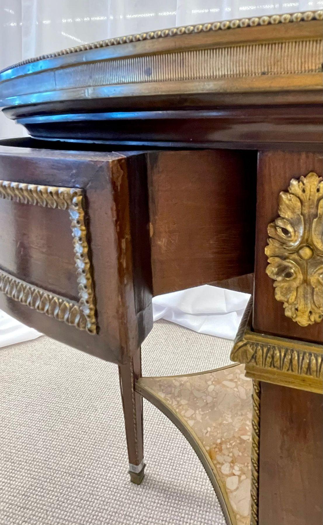 Bouillotte-Tisch aus Mahagoni im Louis-XVI-Stil mit Marmorplatte, in Bronze gefasst im Angebot 6