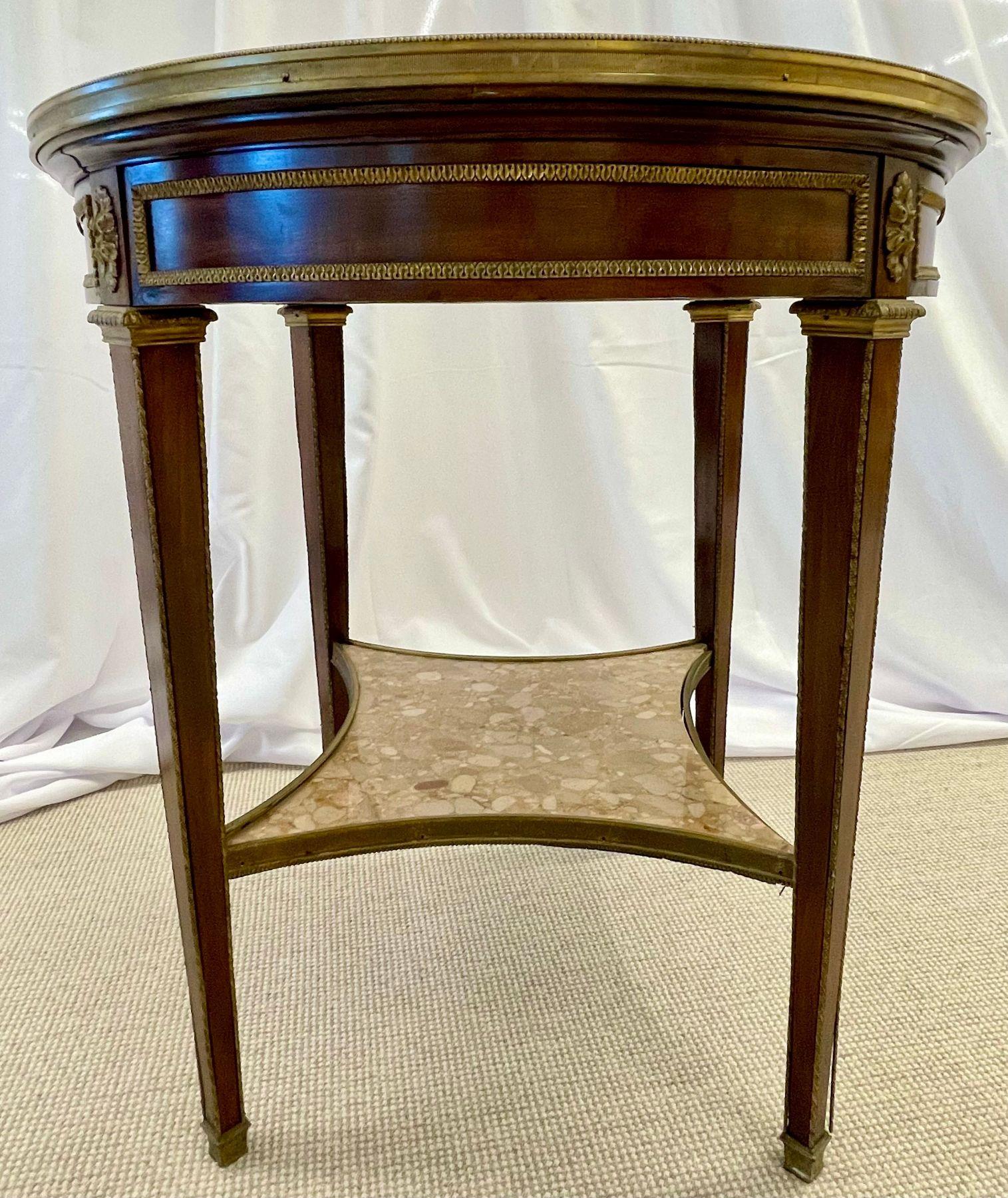 20ième siècle Table bouillotte française en acajou de style Louis XVI avec plateau en marbre et monture en bronze en vente