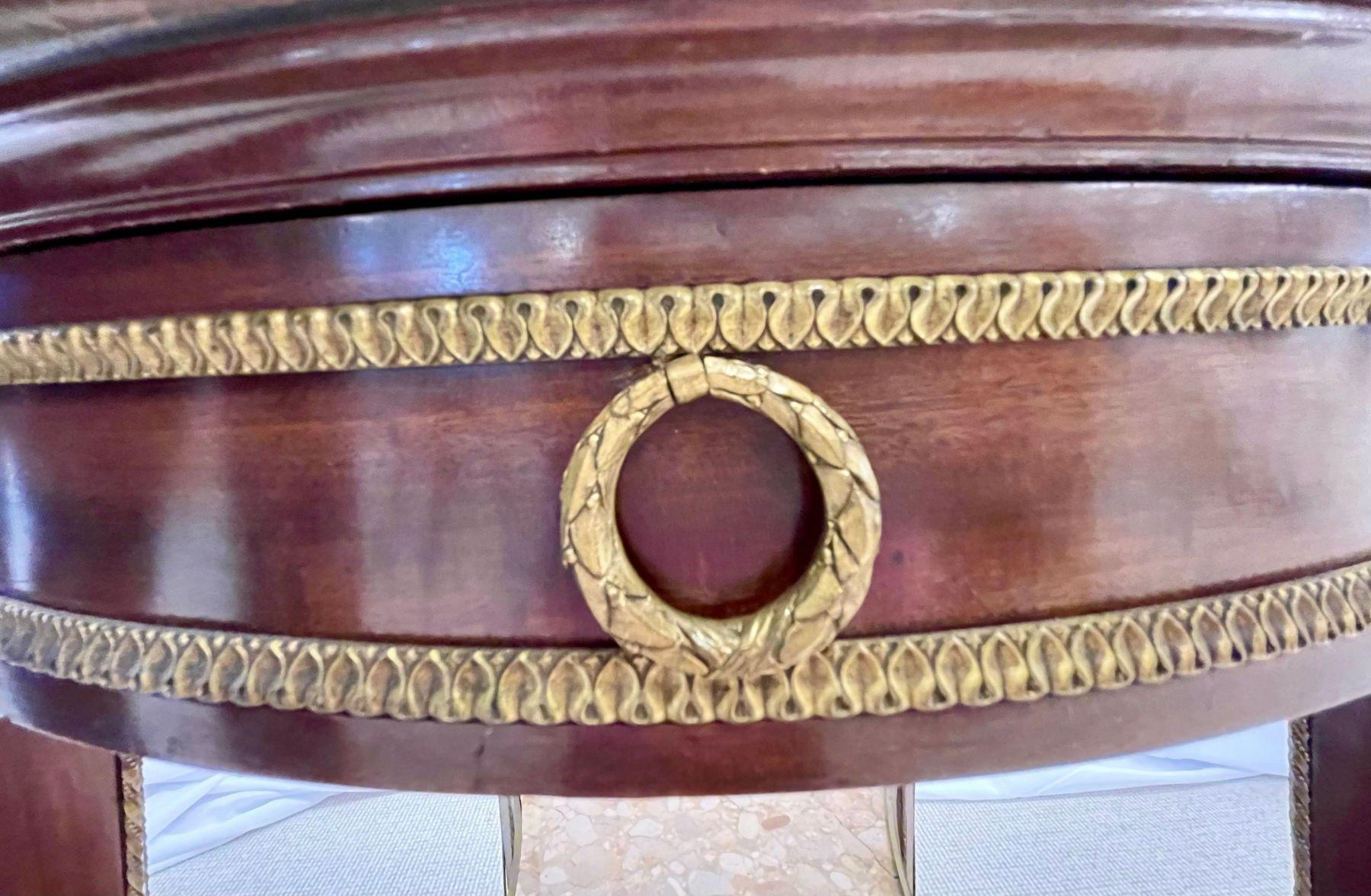 Bouillotte-Tisch aus Mahagoni im Louis-XVI-Stil mit Marmorplatte, in Bronze gefasst im Angebot 3