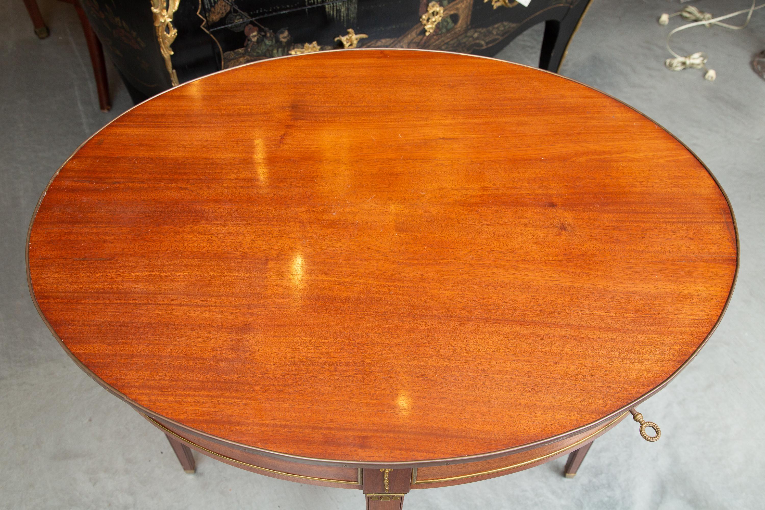 Louis XIV Table ovale française en acajou avec décorations en laiton en vente