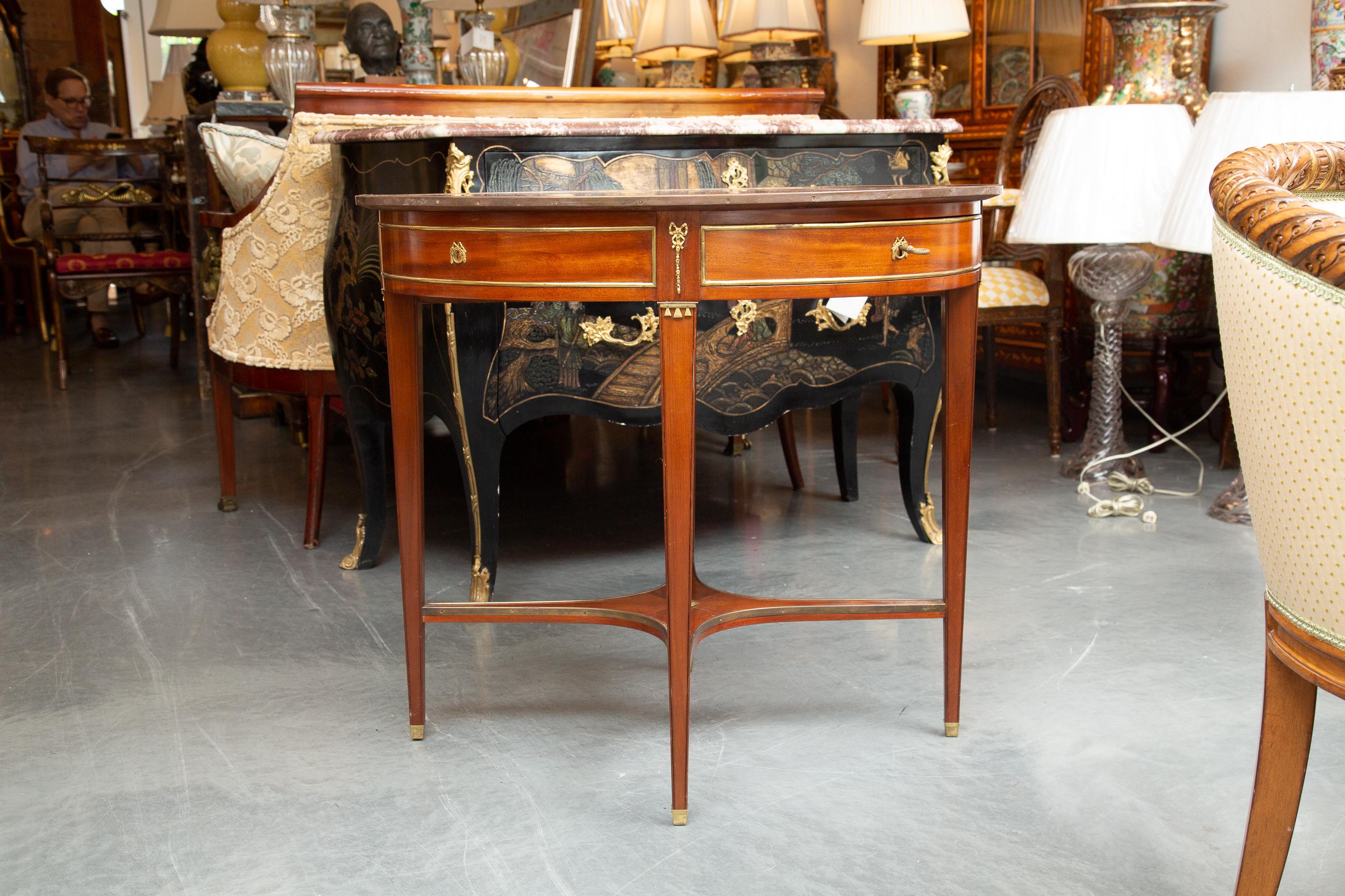 Français Table ovale française en acajou avec décorations en laiton en vente