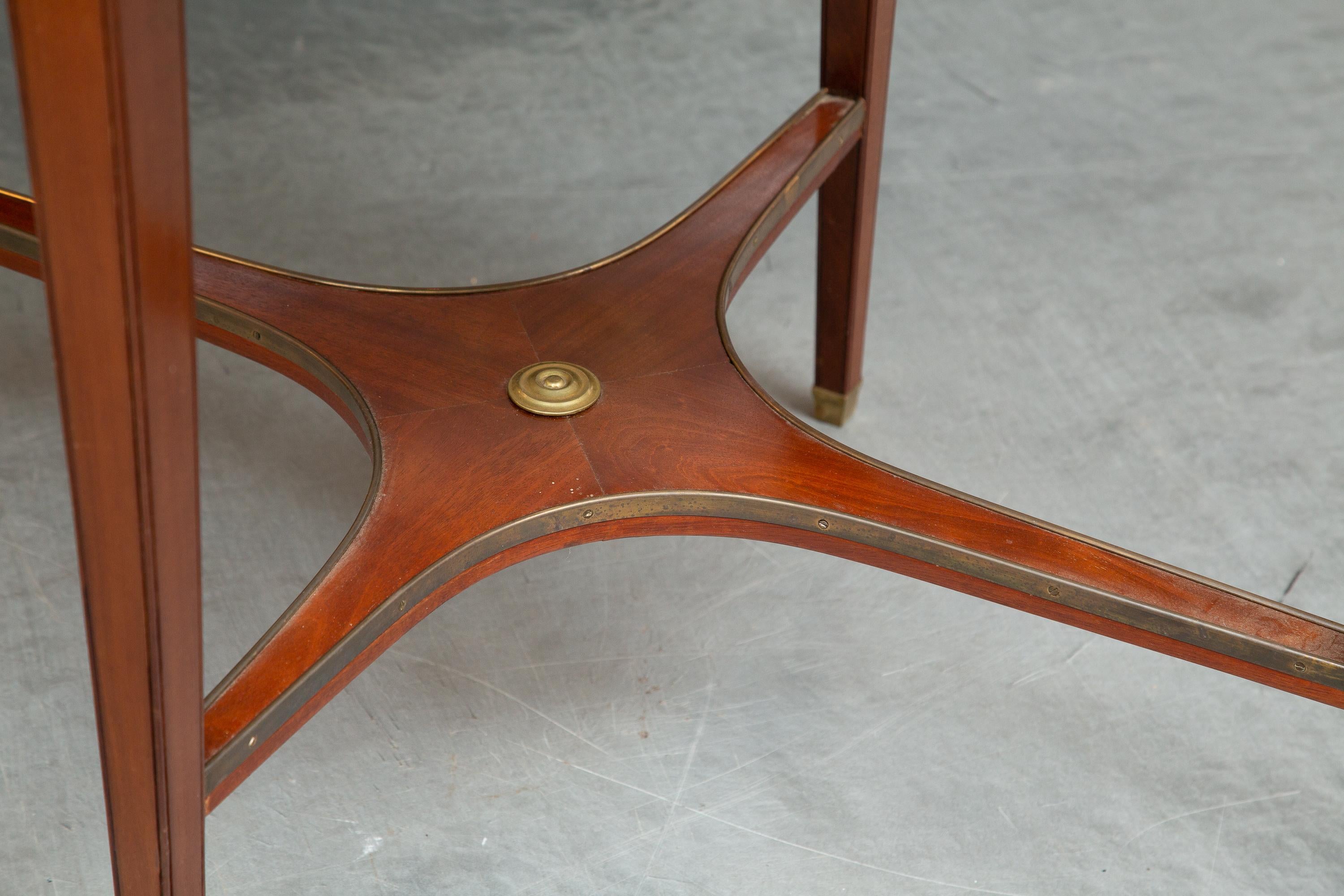 Fait main Table ovale française en acajou avec décorations en laiton en vente