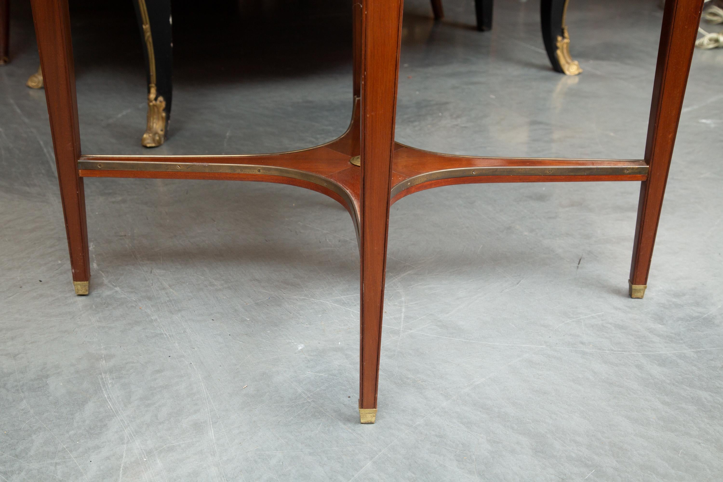 Table ovale française en acajou avec décorations en laiton Bon état - En vente à WEST PALM BEACH, FL