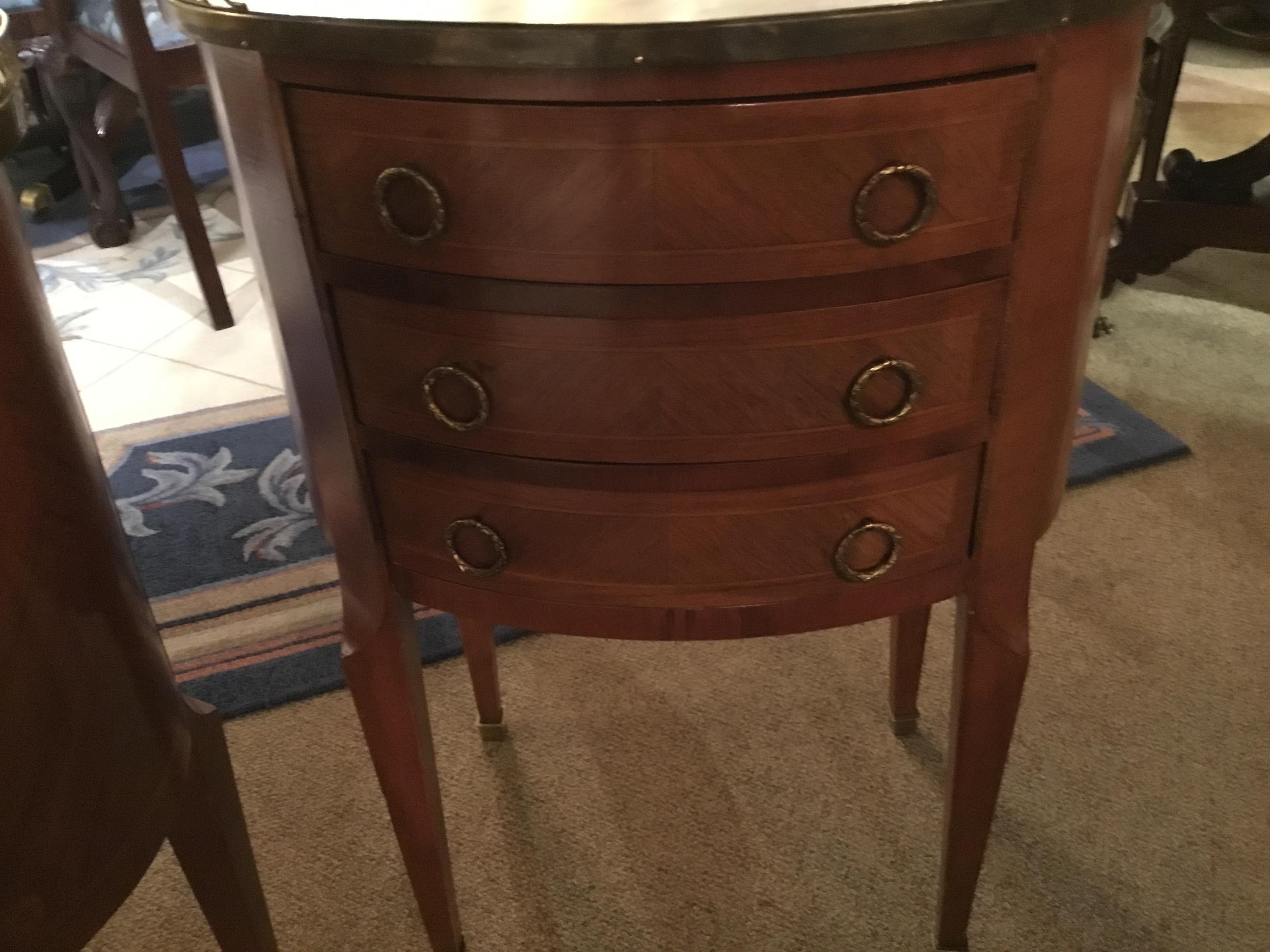 French Mahogany pair of occasional tables in oval form with marble tops In Good Condition In Houston, TX