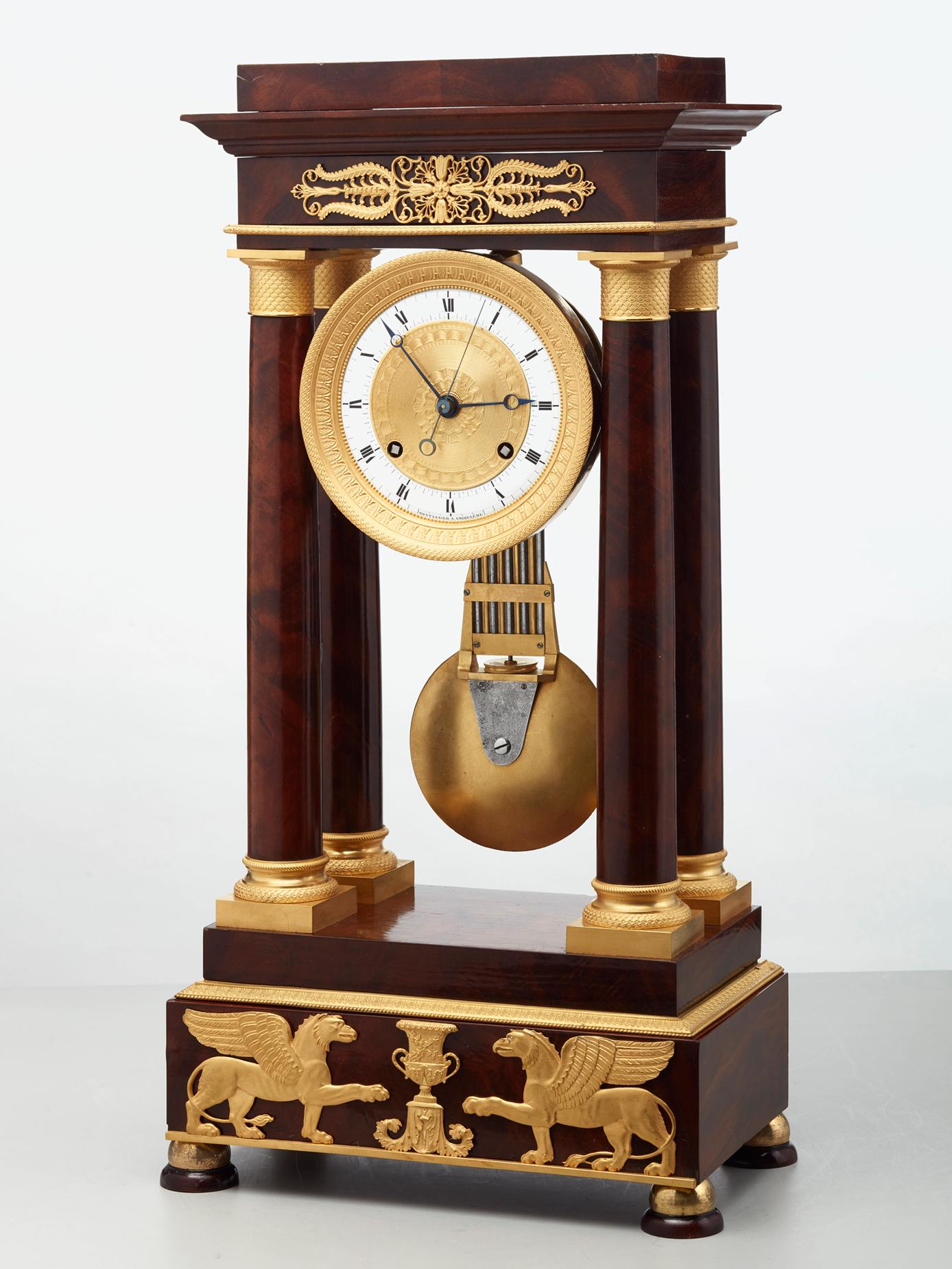 Das Uhrwerk ist an einem Säulengang in vier Säulen aufgehängt. Das Mahagonigehäuse ist mit sehr schönen gegossenen und vergoldeten Bronzen verziert, darunter zwei Greifen, die einer Siegesurne gegenüberstehen. Die Uhr ist auf vier schönen Füßen