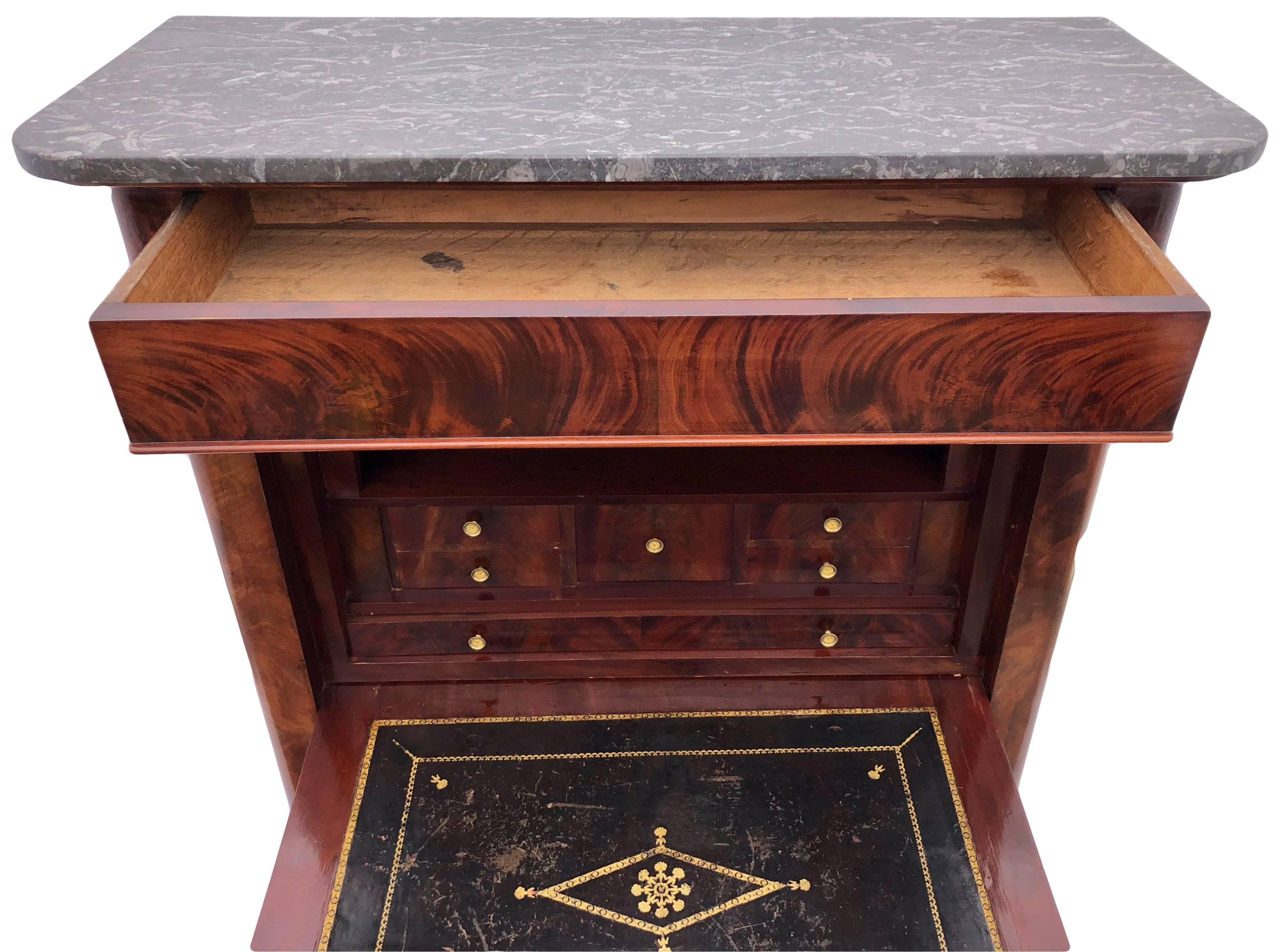 This lovely early 19th century French mahogany secrétaire à abattant has a drop front with fitted interior above six drawers with brass knobs. It is in very good condition and comes with its two original keys, one for the abattant and one for the