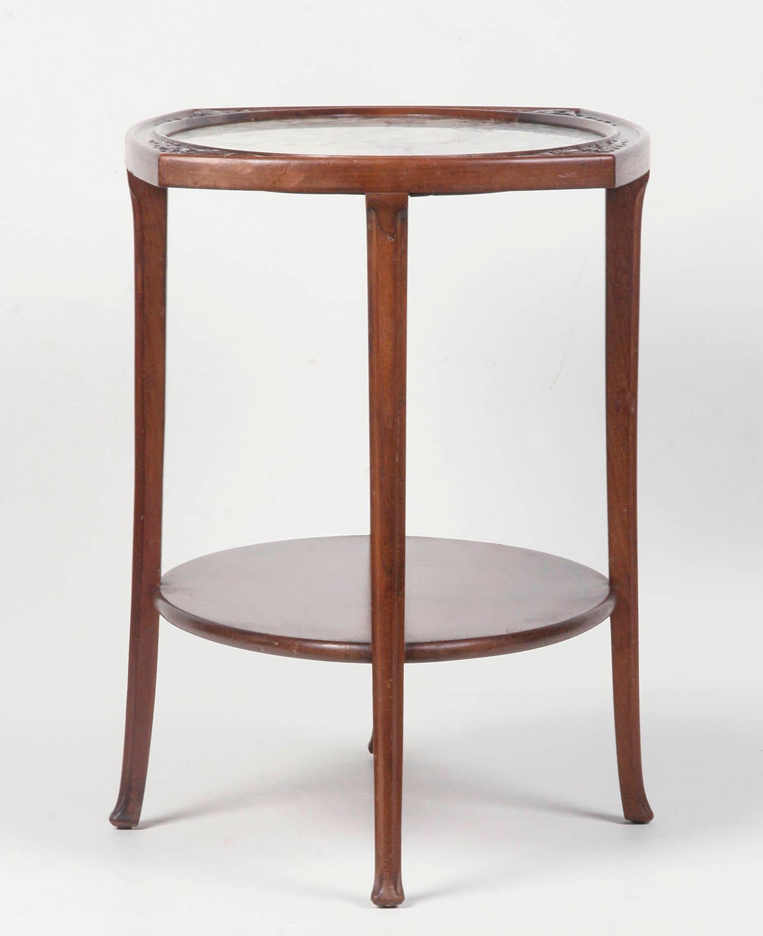 Français Table d'appoint Art Nouveau en acajou français avec plateau en marbre violet de Brescia en vente