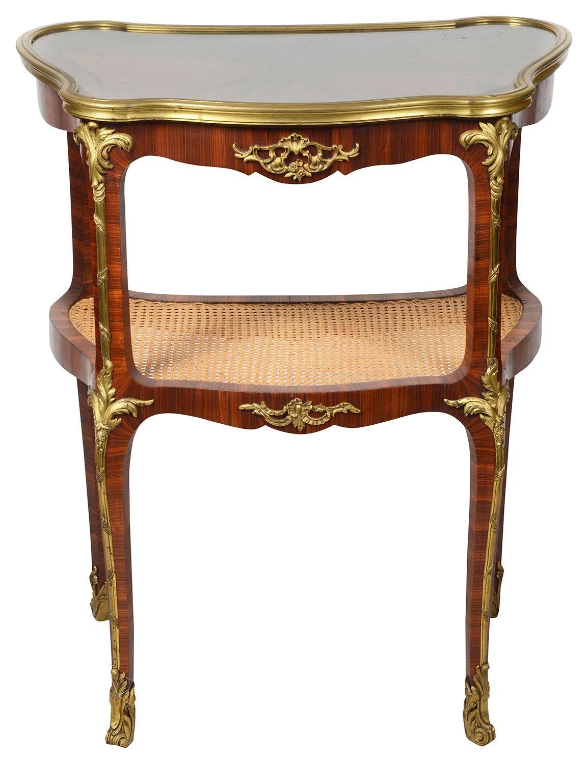 Placage Etagère à deux niveaux en acajou, vers 1890 en vente