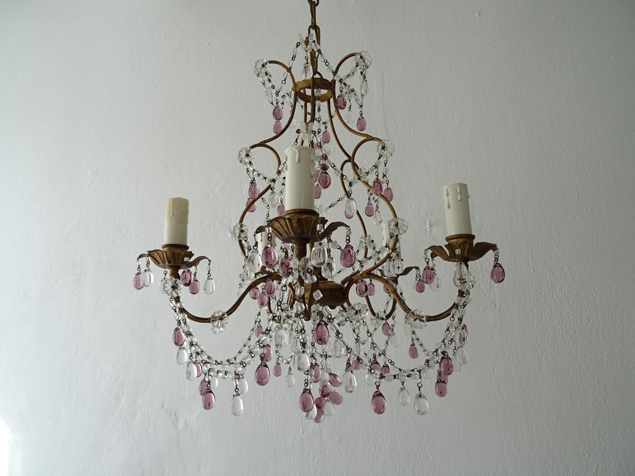 Alloggiamento per 5 luci. Sarà ricablato con prese certificate UL US per gli Stati Uniti e prese appropriate per il paese e pronto per essere appeso. Splendide fasce in tutta la struttura. Gocce di rugiada di Murano alternate in ametista e