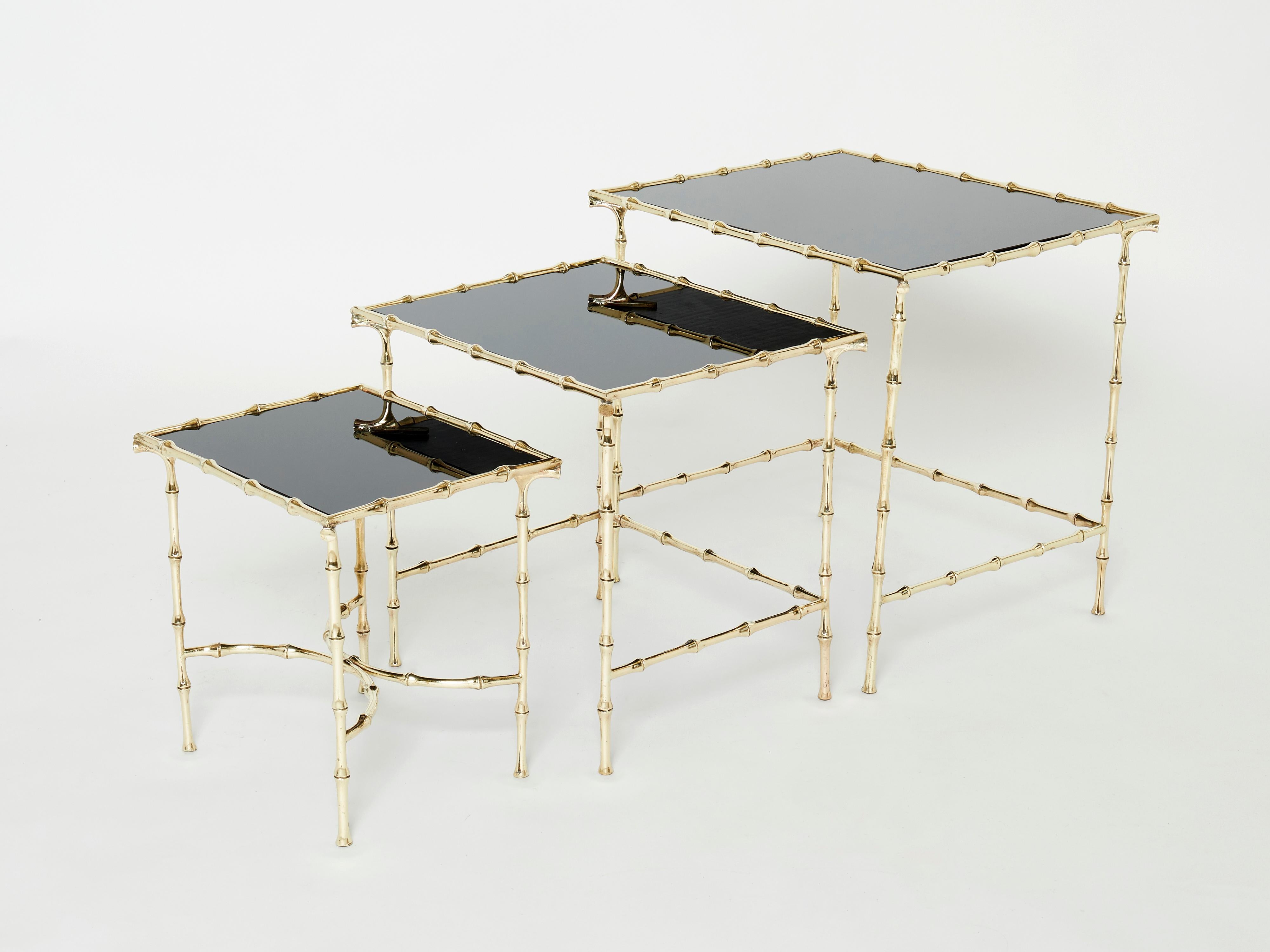 Mid-Century Modern Maison Bagus tables gigognes françaises en bambou et laiton avec plateau noir, années 1960 en vente