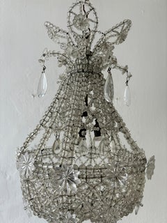 Maison Maison francese  Lampadario Baguès con perline, prismi e stelle di cristallo del 1900 circa