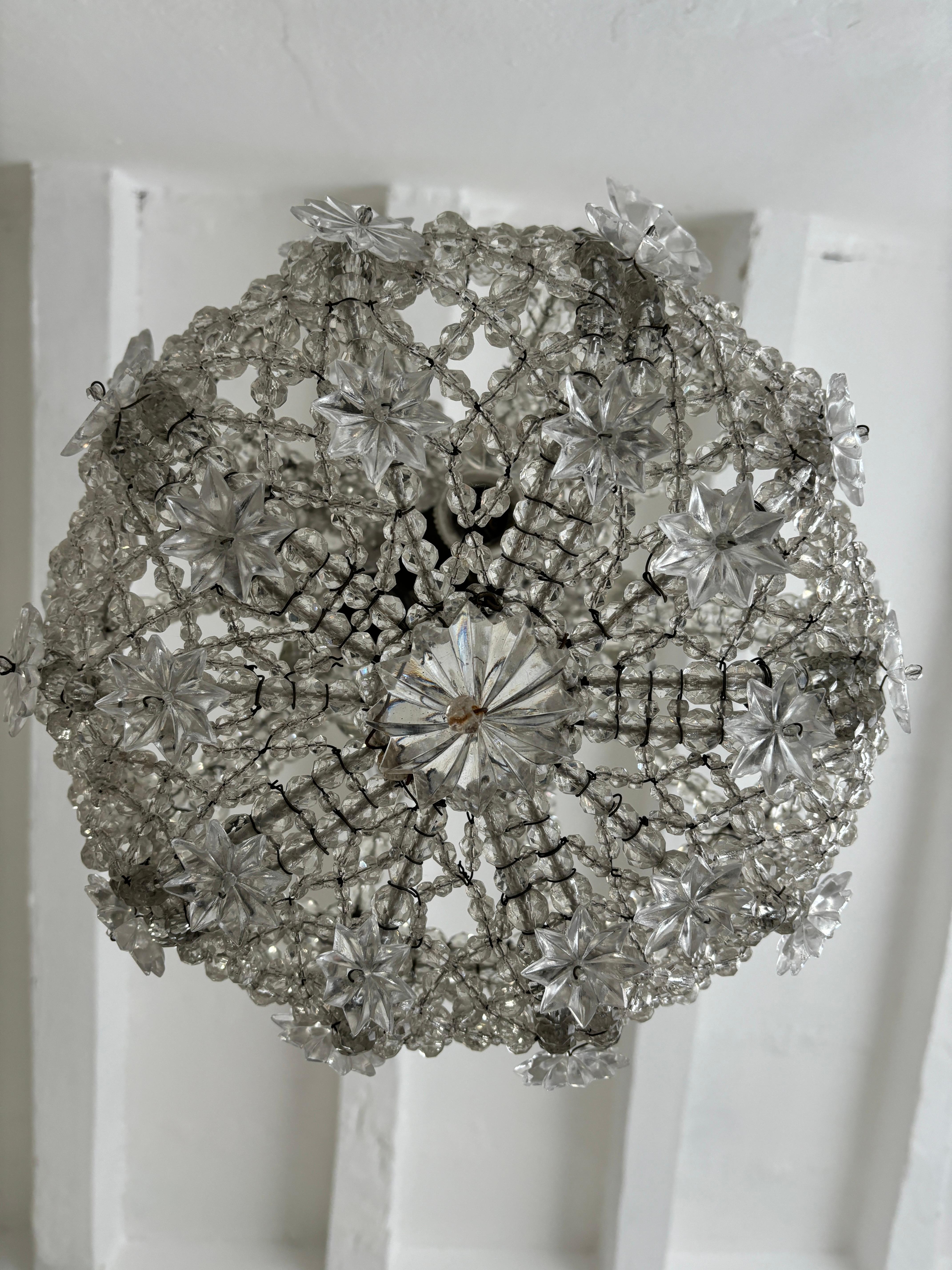 French Maison  Baguès Beaded with Crystal Prisms & Stars Chandelier c1900's In Good Condition For Sale In Firenze, Toscana