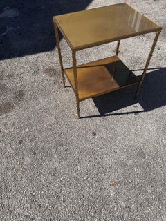 Tavolo a due piani in ottone e bambù finto francese della Maison Bagues con piano in vetro eglomise