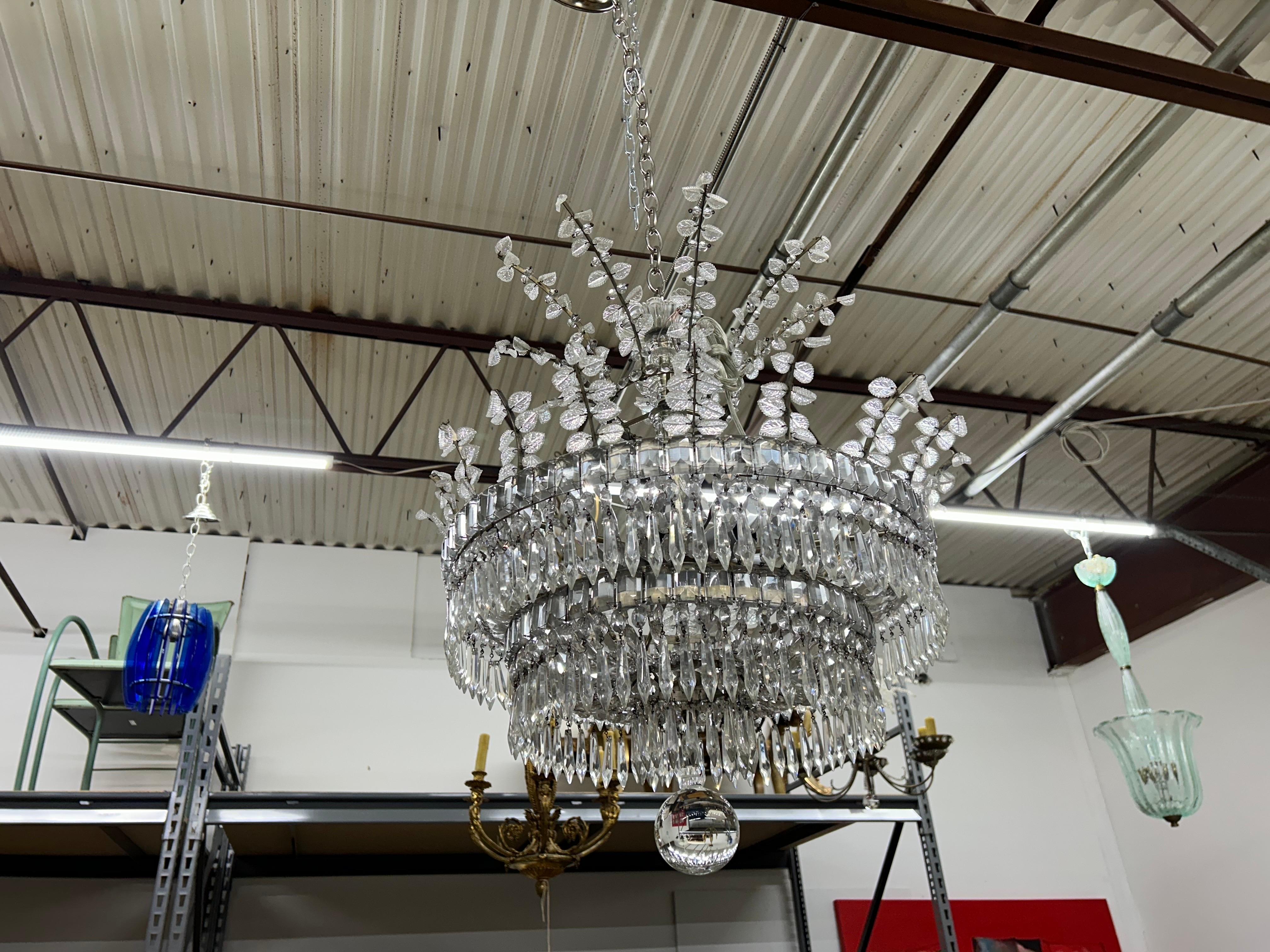 Lampadario di cristallo francese Maison Baguès.
Offriamo questo splendido lampadario francese anni '40 della Maison Bagues. Il nostro lampadario Bagues è composto da due livelli di grandi cristalli rettangolari con punte di foglie di cristallo sopra