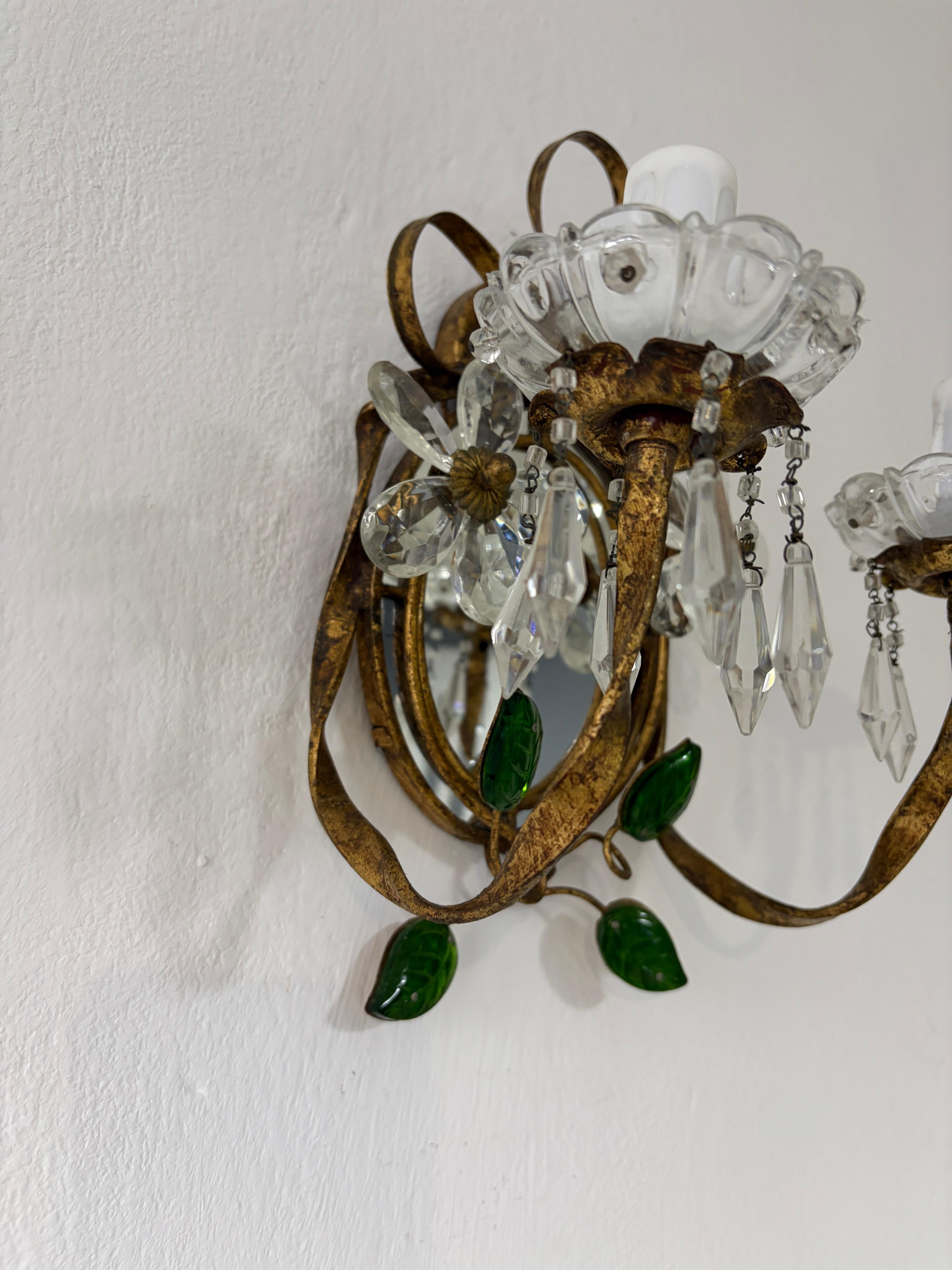 Lámpara francesa Maison Baguès Arcos de cristal con prismas florales de hojas de color verde mediados del siglo XX en venta