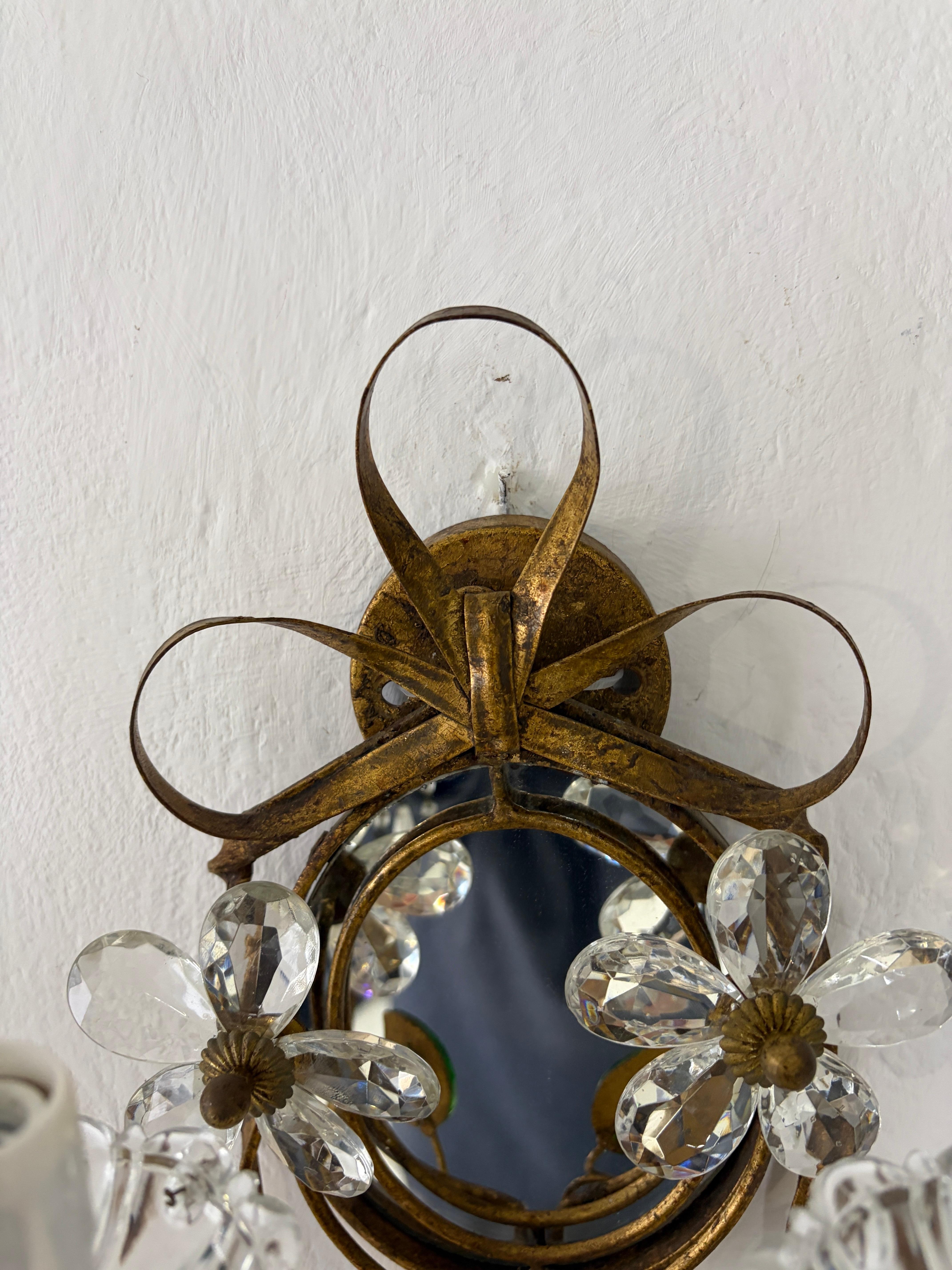 Lámpara francesa Maison Baguès Arcos de cristal con prismas florales de hojas de color verde en venta 1