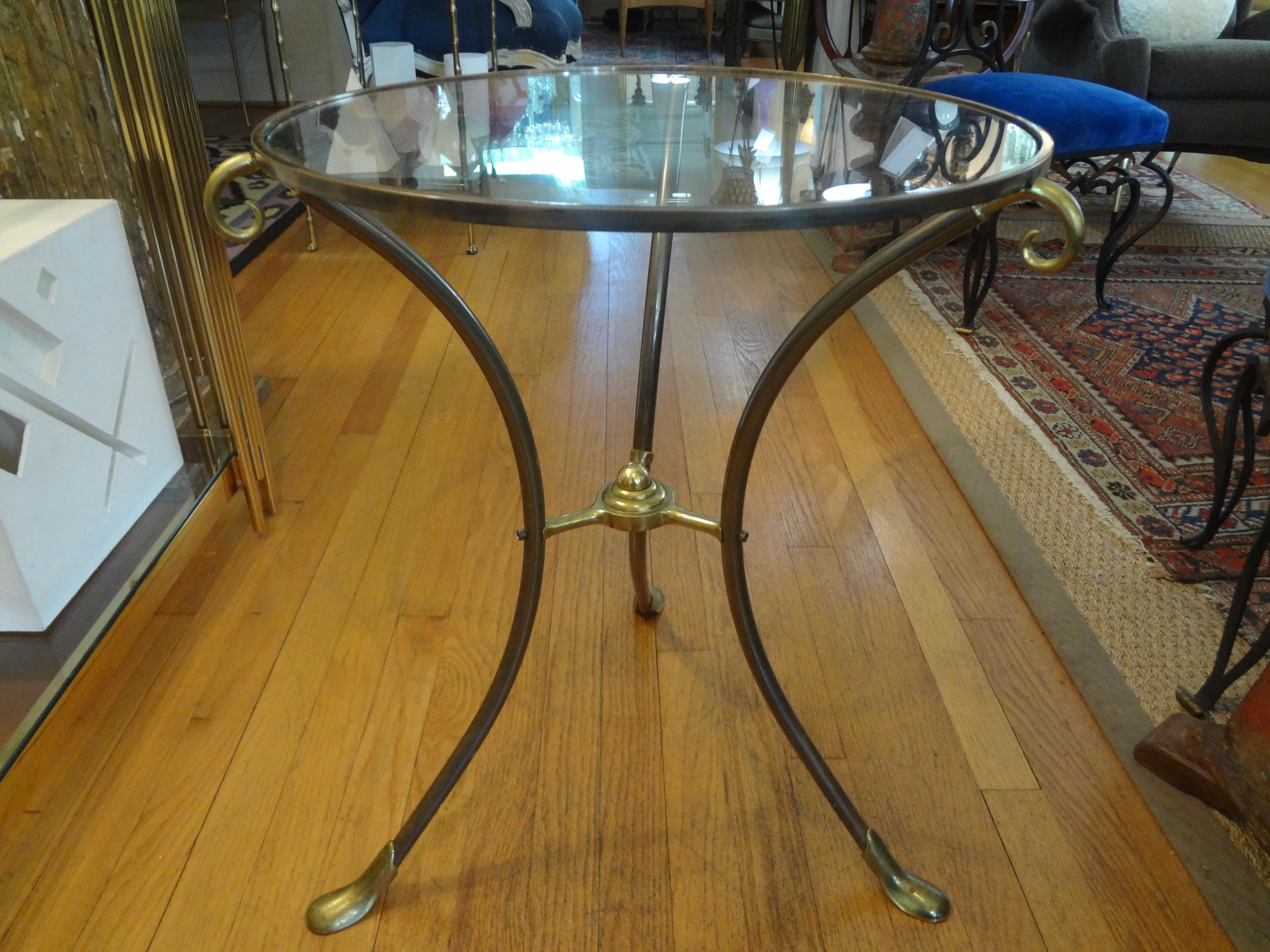 Stunning vintage French Maison Baguès style bronze and brass table, side table, guéridon or drink table. This interesting French Neoclassical style or Directoire style table would work well in a variety of rooms. Our offered table dates to the 1940s