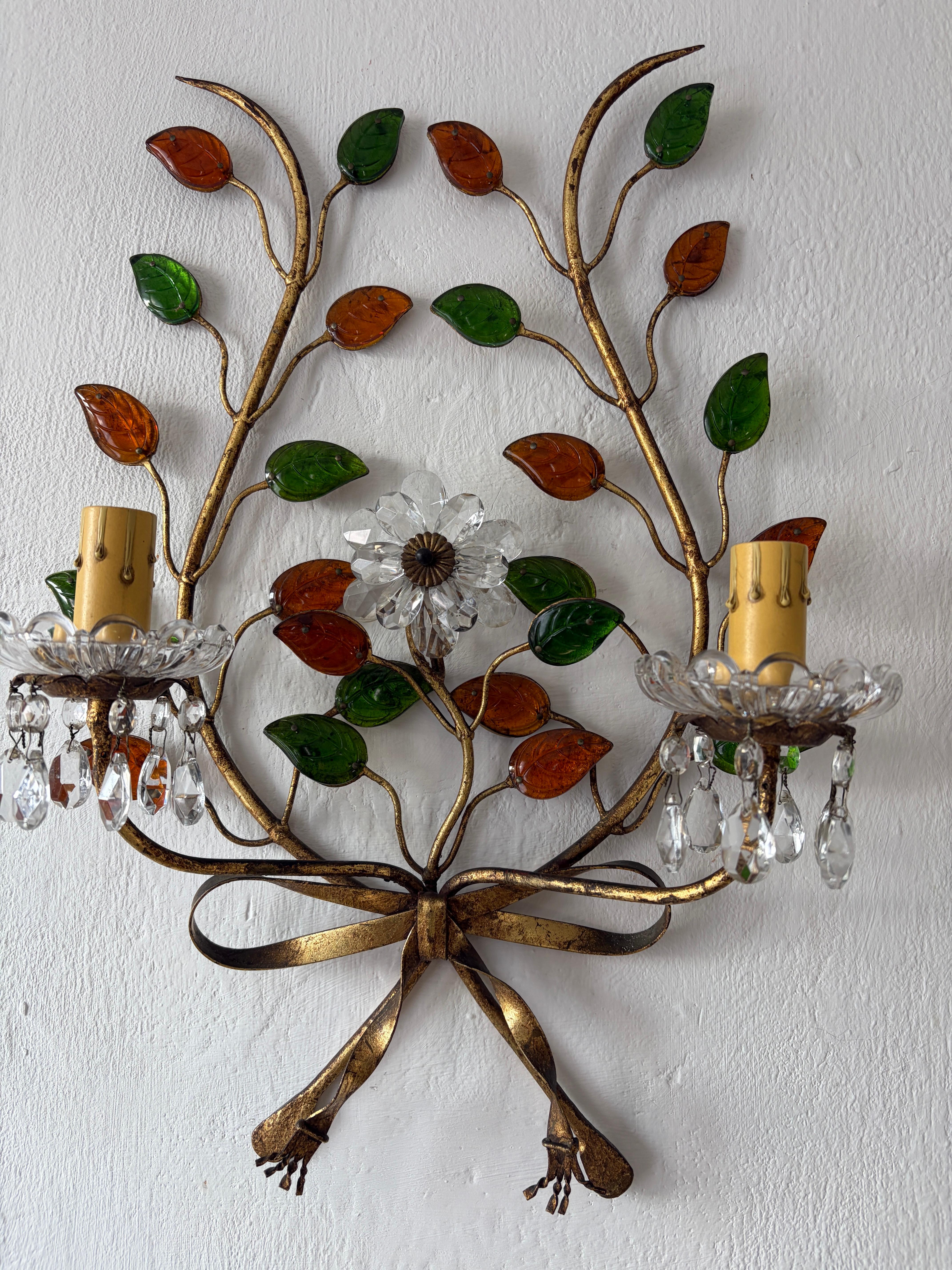 Francese Maison Baguès in stile francese con foglie colorate, fiocchi di cristallo e prismi. in vendita