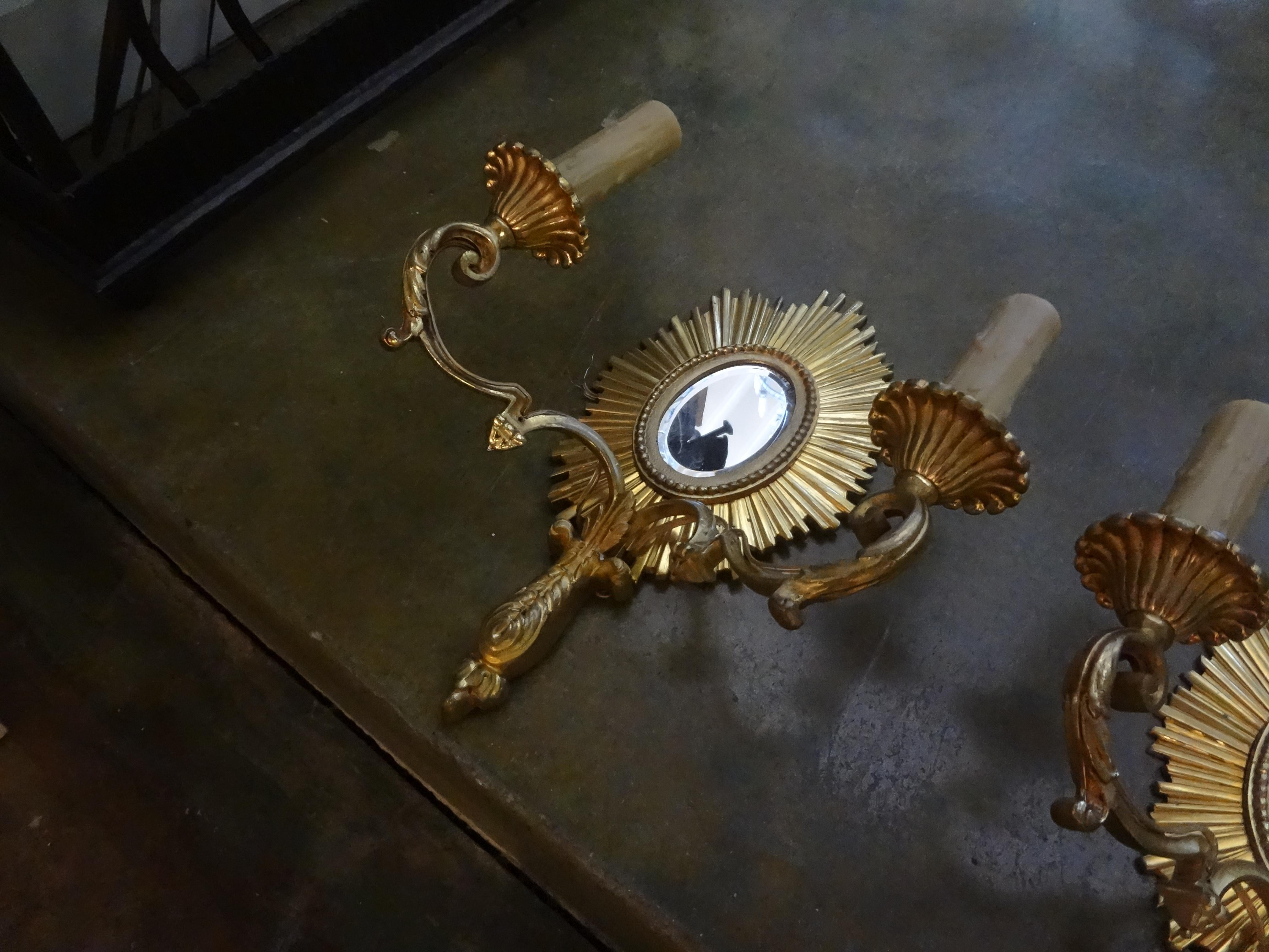 Dorato Maison Baguès francese attribuita a delle lampade a raggiera in bronzo dorato in vendita