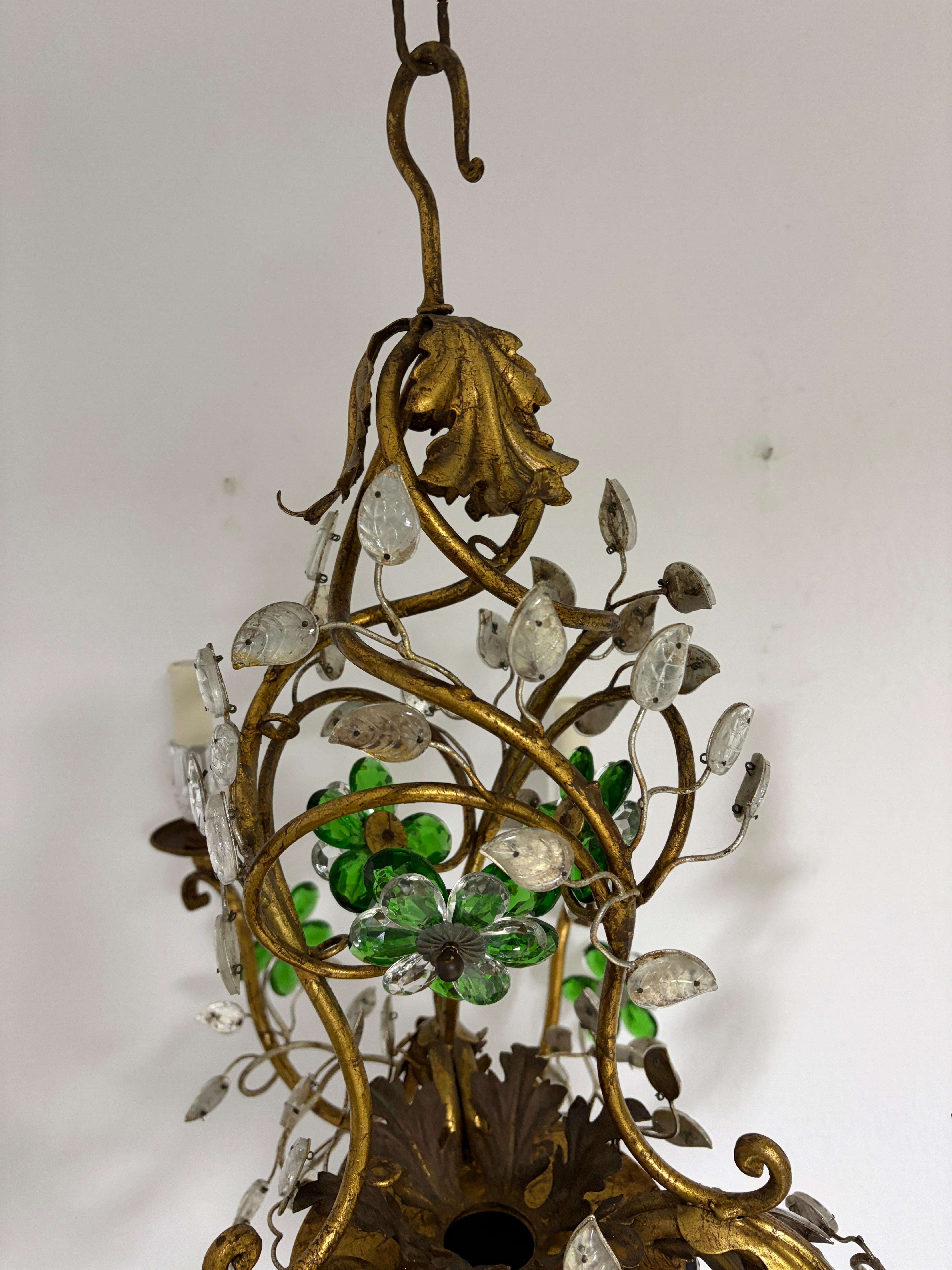 Maison Baguès francese in stile fiori e foglie verdi, lampadario d'oro con vaso c1940 in vendita 4