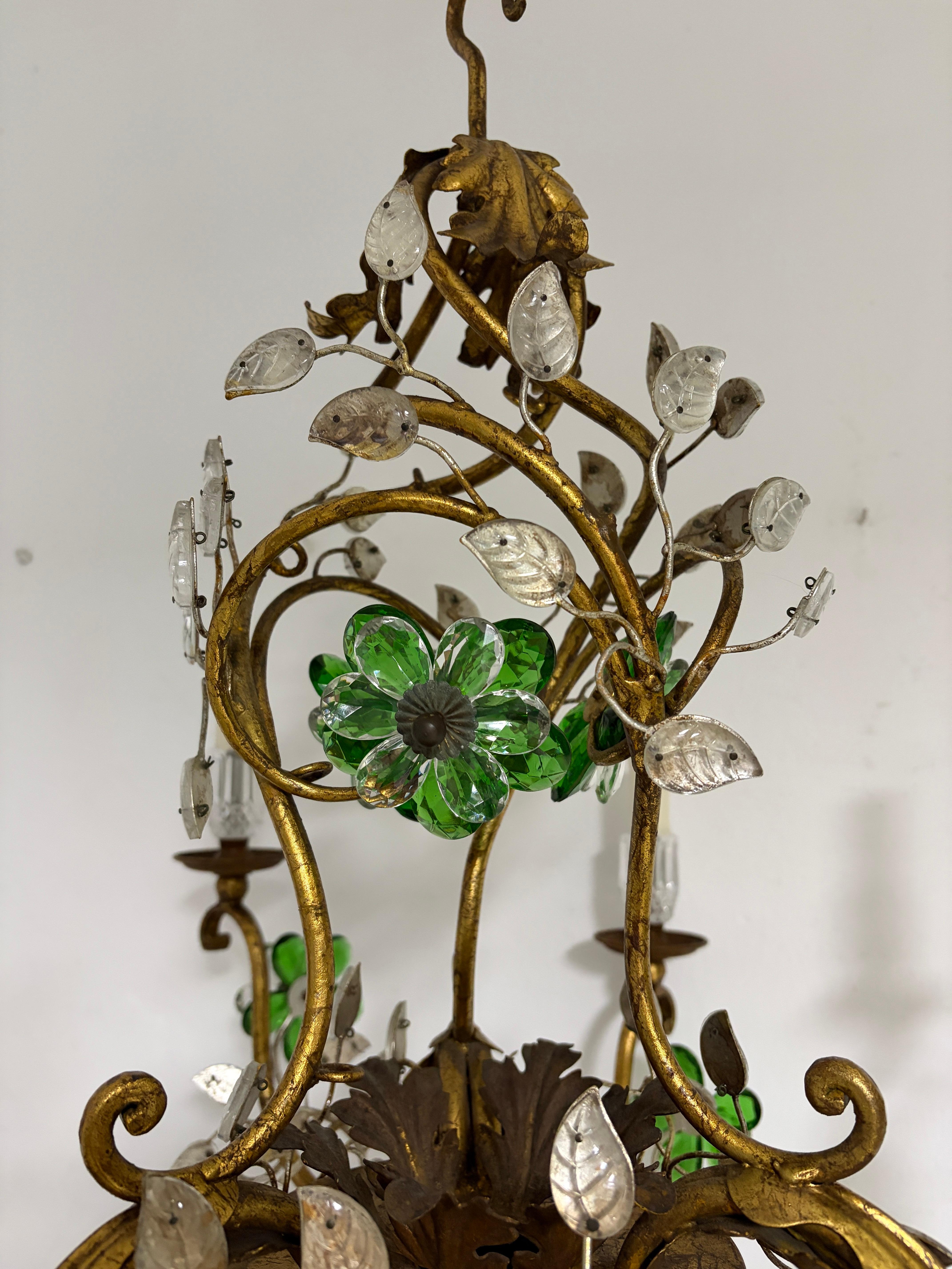 Francese Maison Baguès francese in stile fiori e foglie verdi, lampadario d'oro con vaso c1940 in vendita